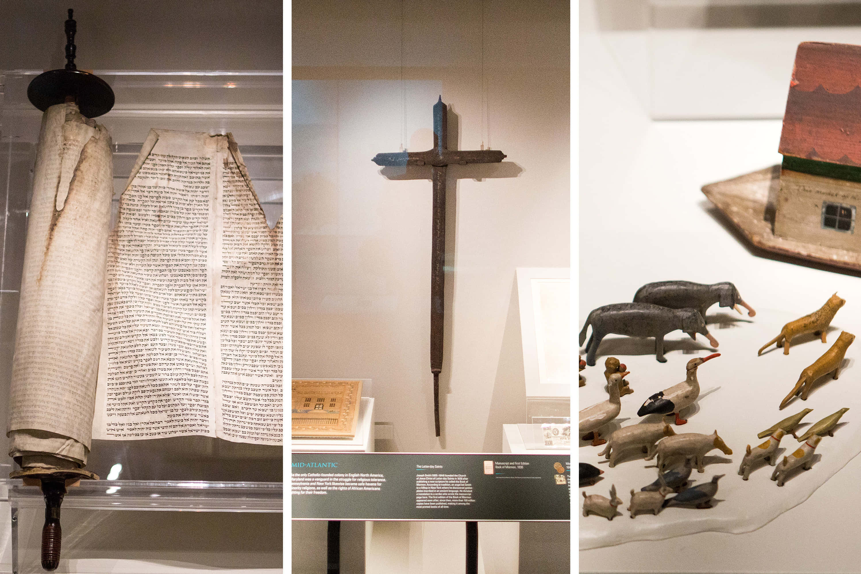 宗教動圖 桌布 壁紙 — 博物館展示櫃內有托拉卷軸、木十字架和陶瓷動物雕像，在柔和燈光下。