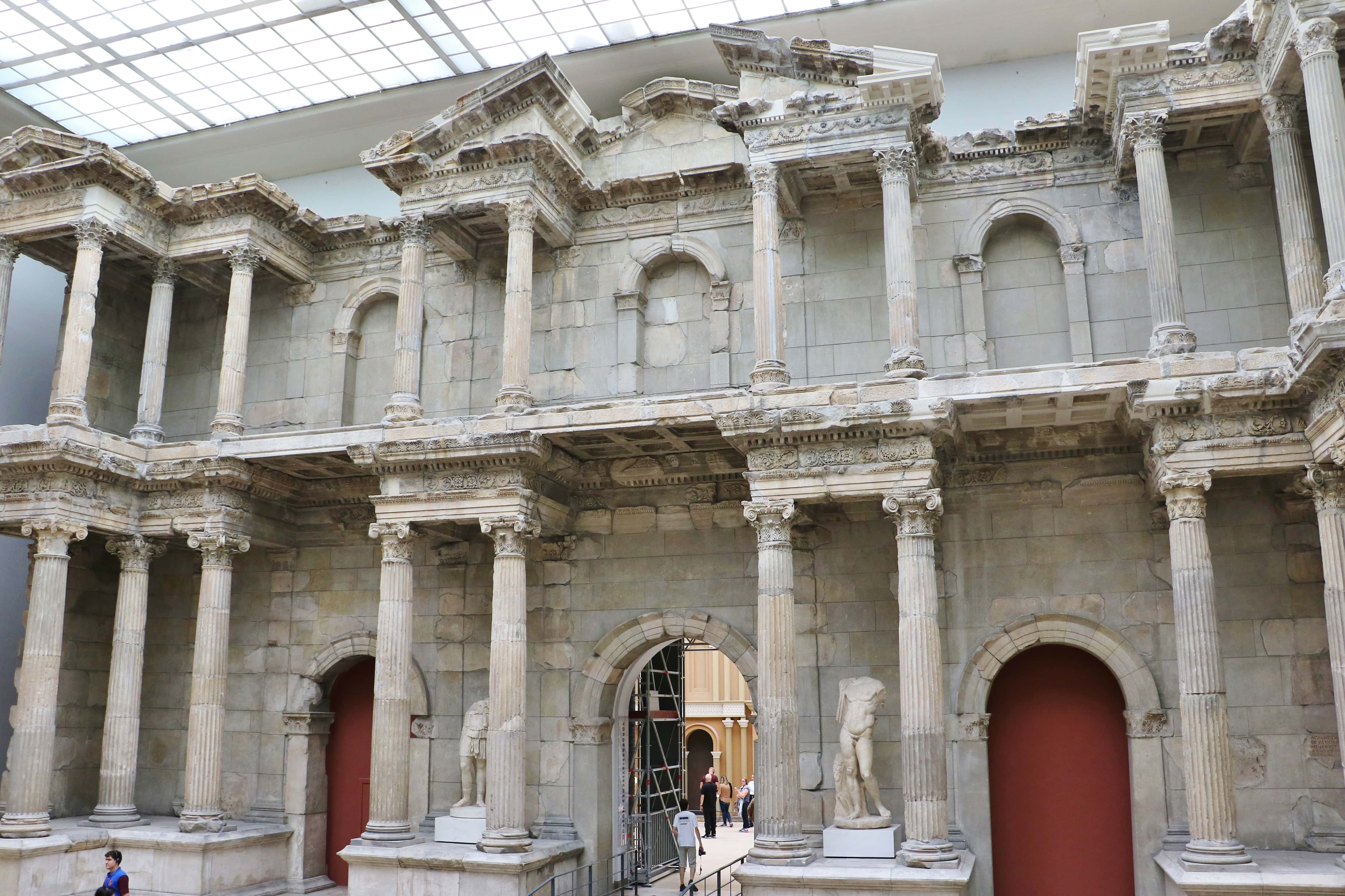 Berlin 桌布 壁紙 — 博物館玻璃天花板下展示的古羅馬遺跡，有高聳的柱子和拱門入口。