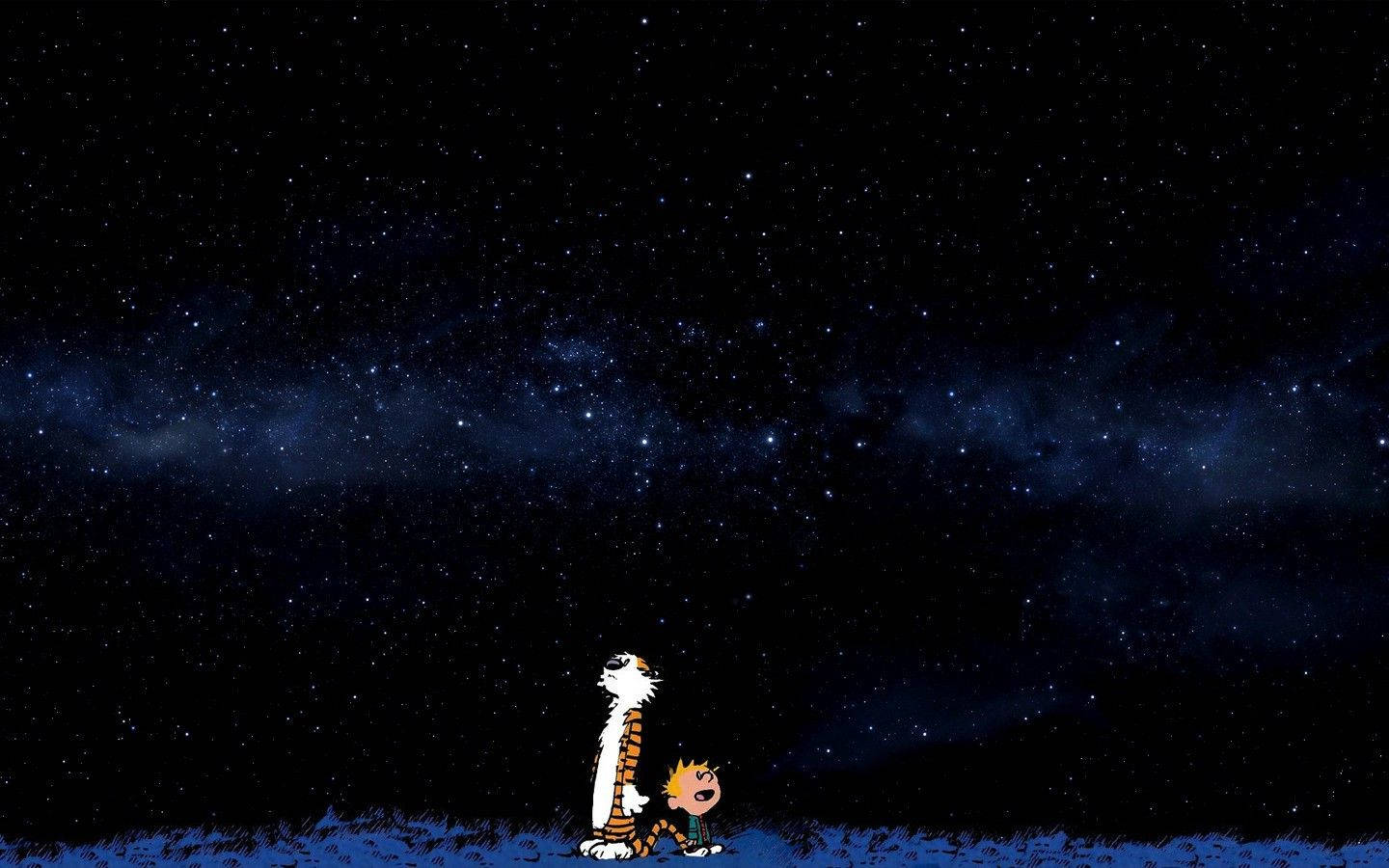 Hobbes 桌布 壁紙 — 卡爾文和他的老虎站在廣闊的星空下，星空充滿了發光的星星和宇宙雲。