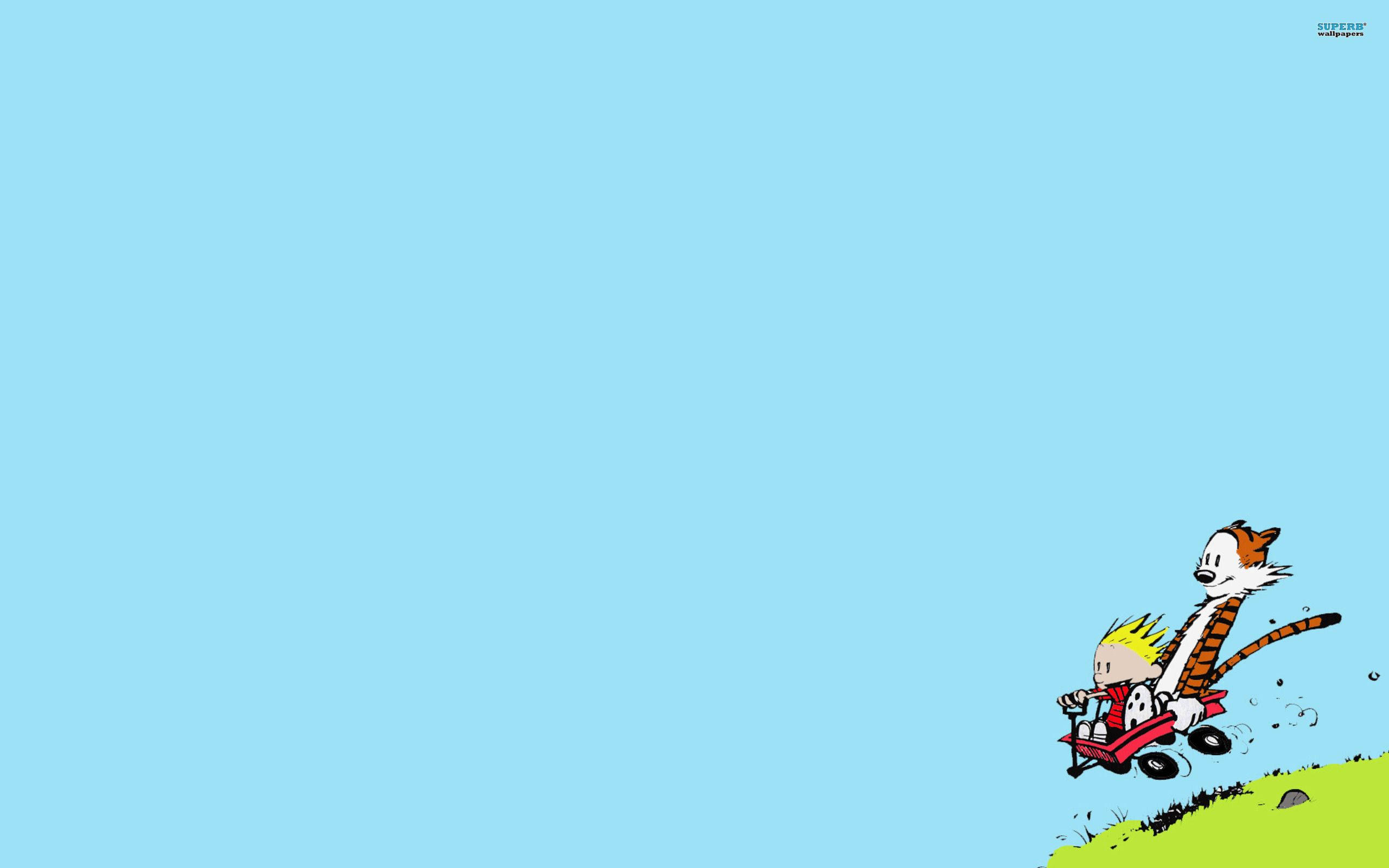 Hobbes 桌布 壁紙 — 卡爾文和霍布斯乘坐紅色手推車穿過草地山丘，在晴朗的藍天下。