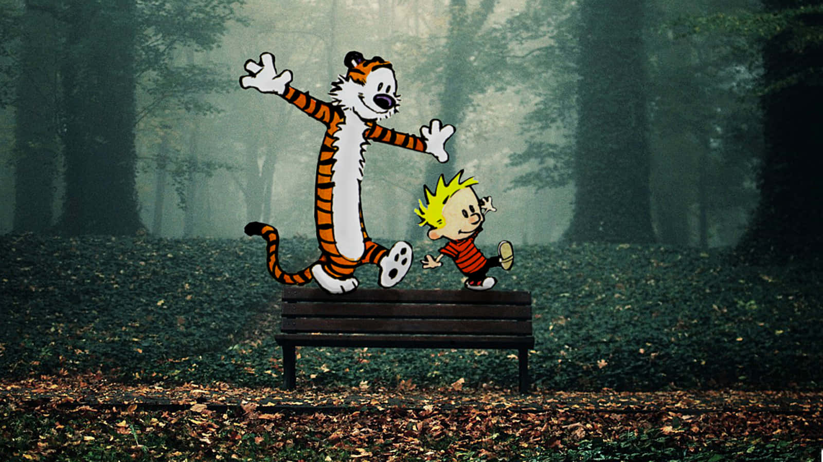 Cartoon Characters 桌布 壁紙 — 卡爾文和霍布斯在霧氣瀰漫的秋日森林中，從長椅上歡快地跳下，落葉滿地。
