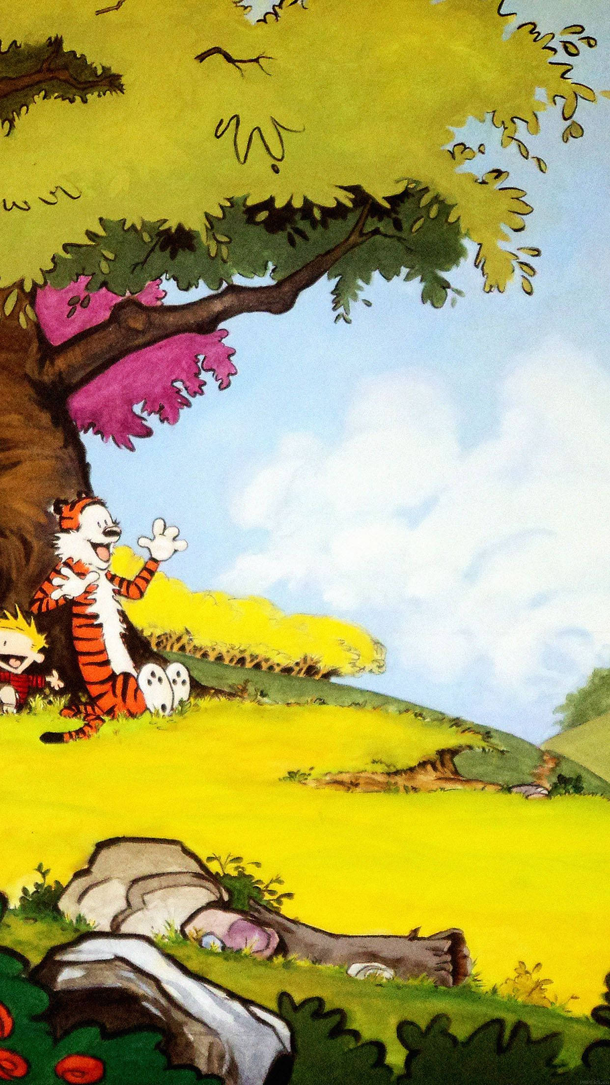 Hobbes 桌布 壁紙 — 卡爾文和霍布斯坐在一棵開滿粉紅色花朵的樹下，在陽光明媚的山坡上向觀眾揮手。