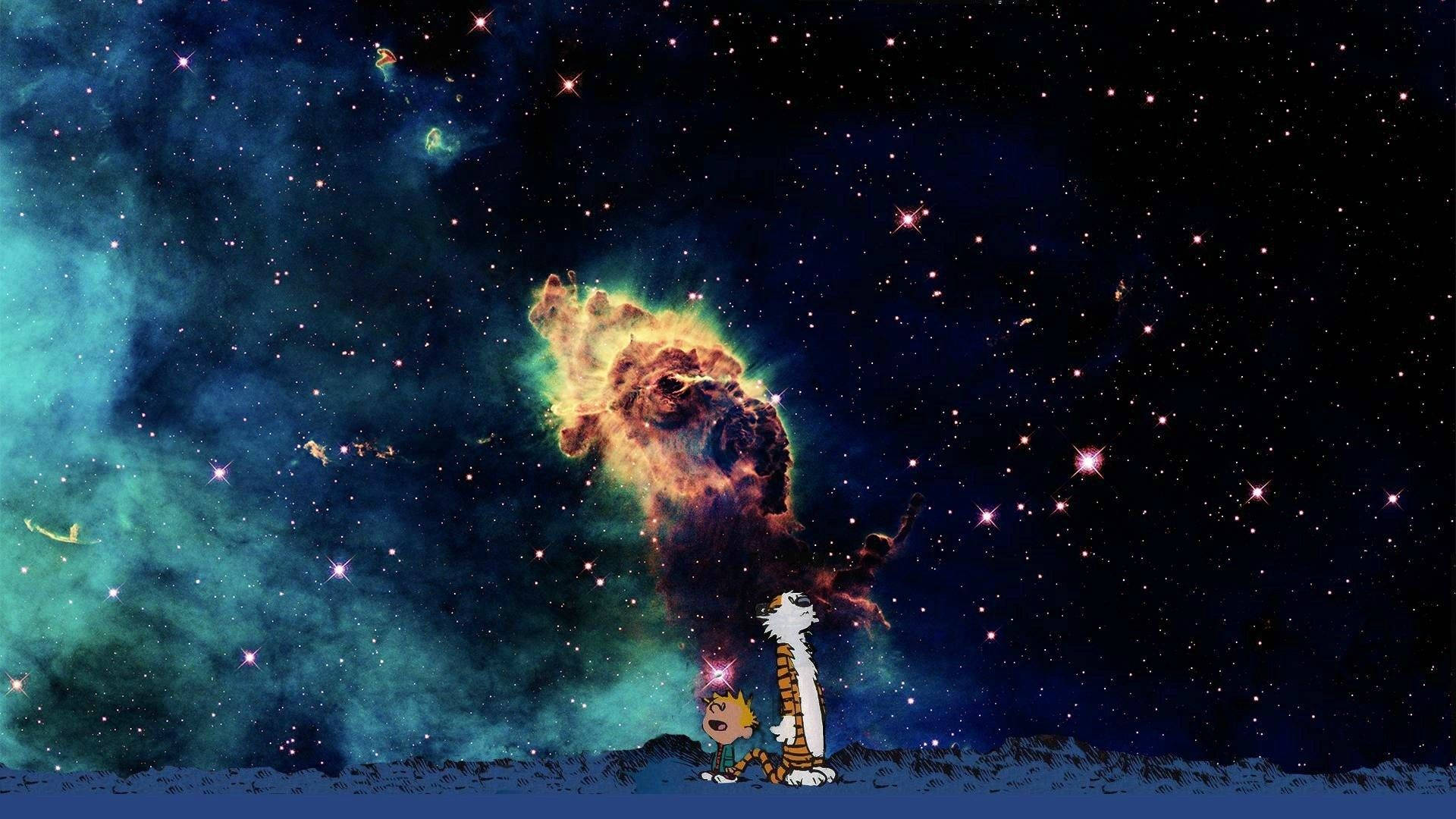 Hobbes 桌布 壁紙 — 卡爾文和霍布斯敬畏地凝視著一個充滿活力的宇宙星雲，在繁星點點的夜空中閃耀著青綠色和橙色。