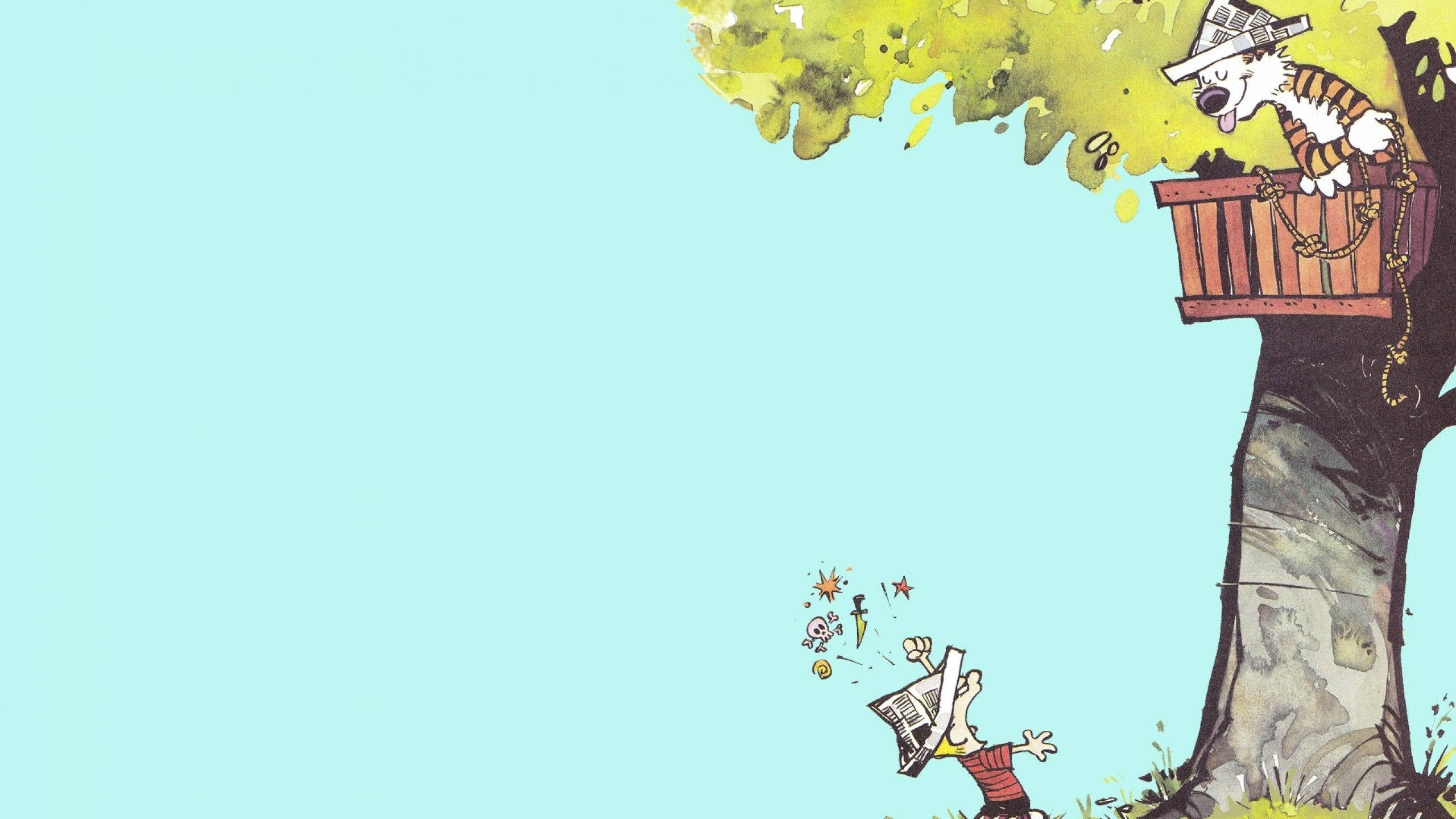 Hobbes 桌布 壁紙 — 卡爾文在一個木籃子裡爬樹，而他虎紋寵物狗在淡藍色天空的背景下從上方觀看。