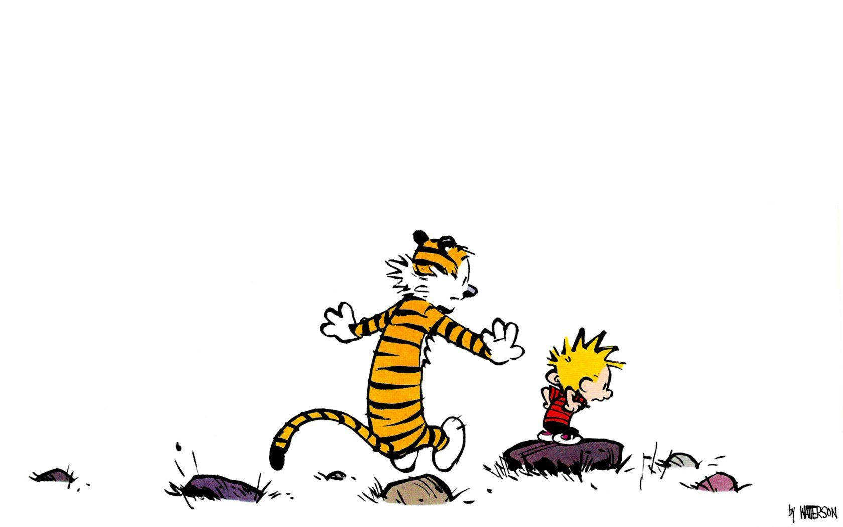 Hobbes 桌布 壁紙 — 卡爾文與霍布斯在明亮的日光下，嬉戲地跳過一片稀疏的草地，草地上散落著石頭。