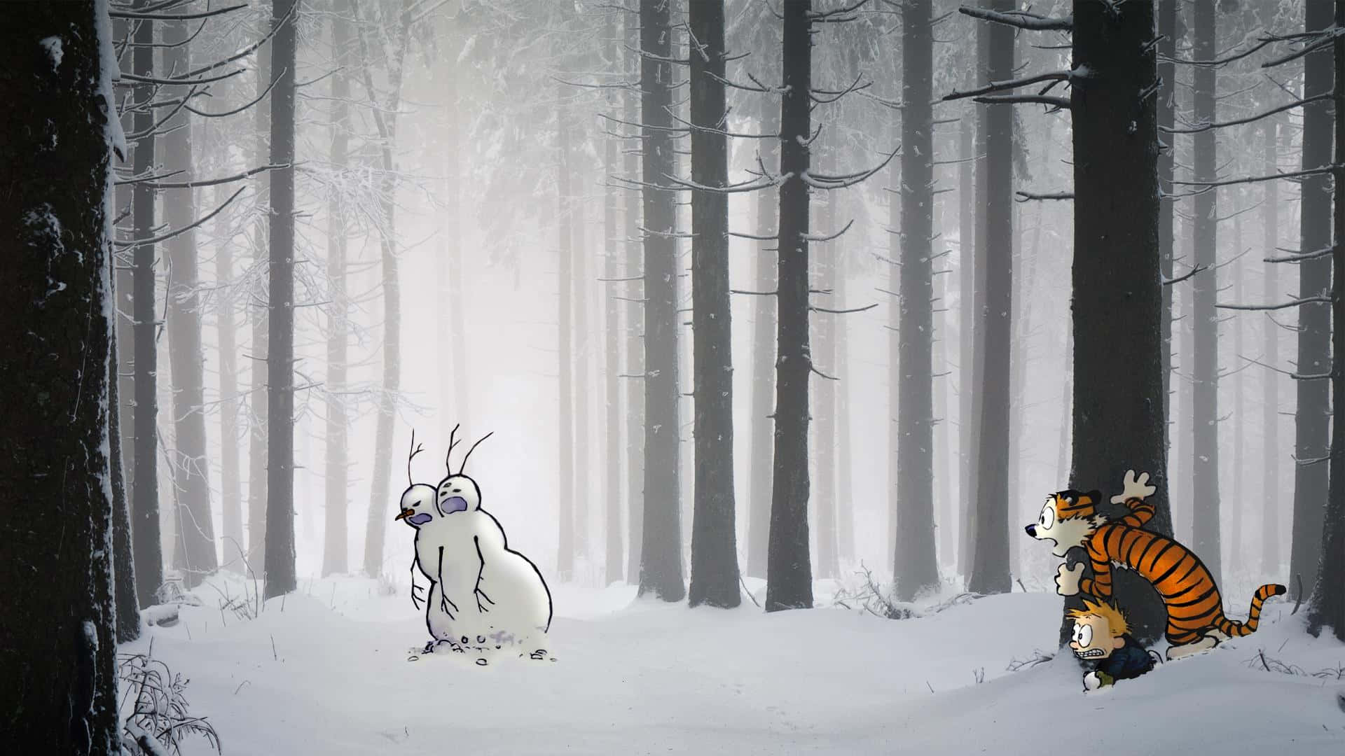 凱文的幻虎世界 桌布 壁紙 — 卡爾文與霍布斯在雪地森林中遇到雪人，森林裡有高大的樹木和霧氣瀰漫的氛圍。