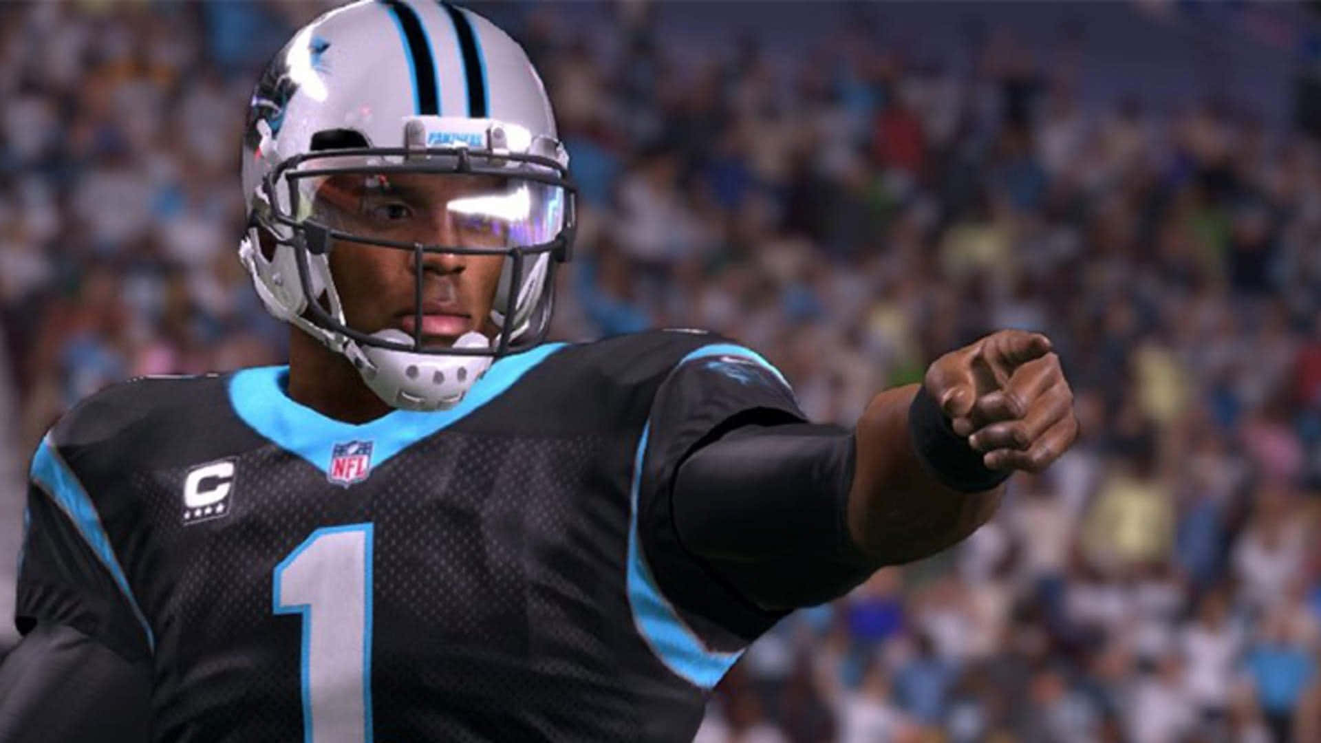 Madden NFL 22 桌布 壁紙 — 卡羅萊納黑豹隊四分衛身穿黑藍色球衣，在比賽中向前指，背景是模糊的體育場人群的近距離特寫。