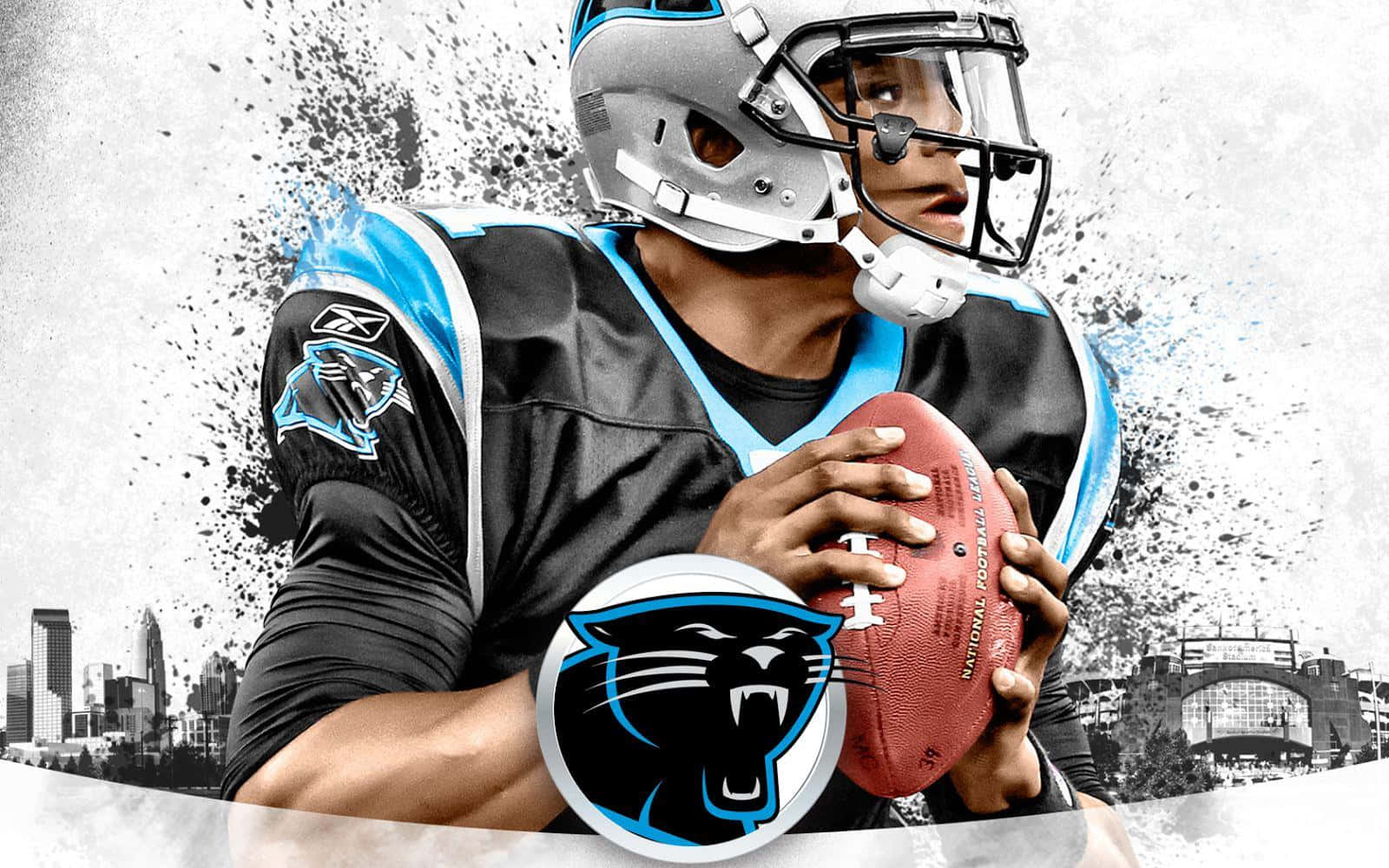 Cam Newton 桌布 壁紙 — 卡羅萊納黑豹隊美式足球員戴著頭盔和制服，在粗糙的城市背景下抓住一個足球，並帶有球隊標誌。