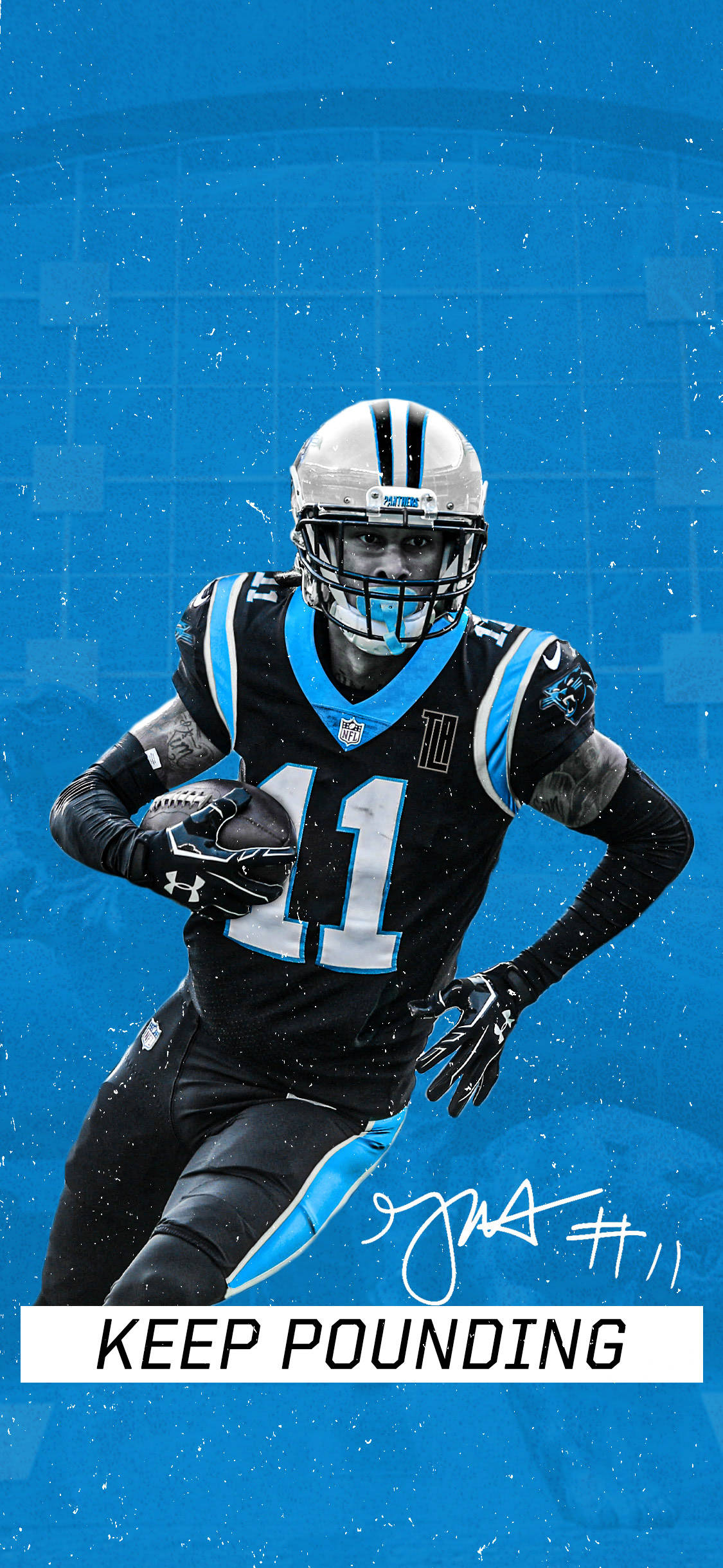 Panthers 桌布 壁紙 — 卡羅萊納黑豹隊美式足球員身穿黑藍色制服，在紋理藍色背景上持球奔跑。