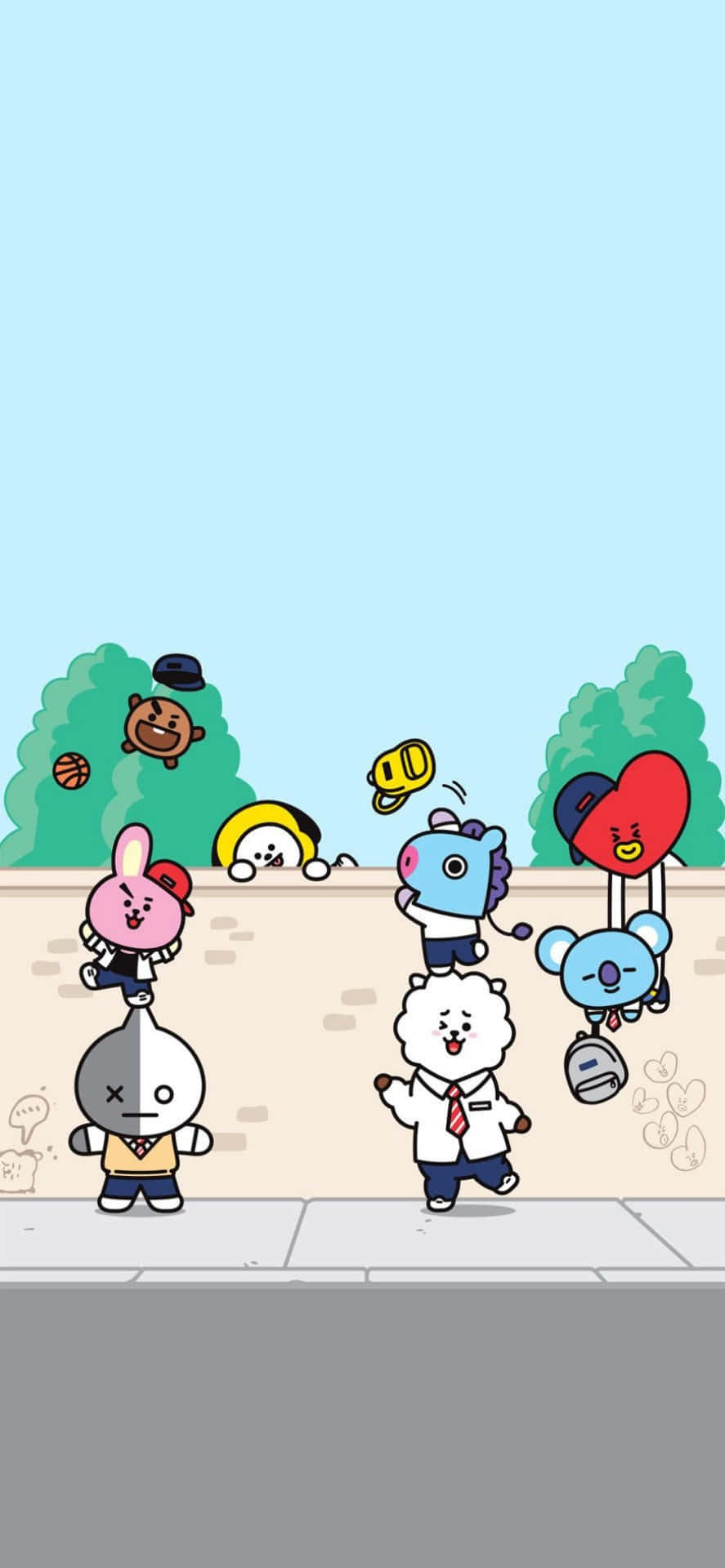 BT21 桌布 壁紙 — 卡通人物在晴朗藍天下，樹木和人行道旁的趣味戶外場景。