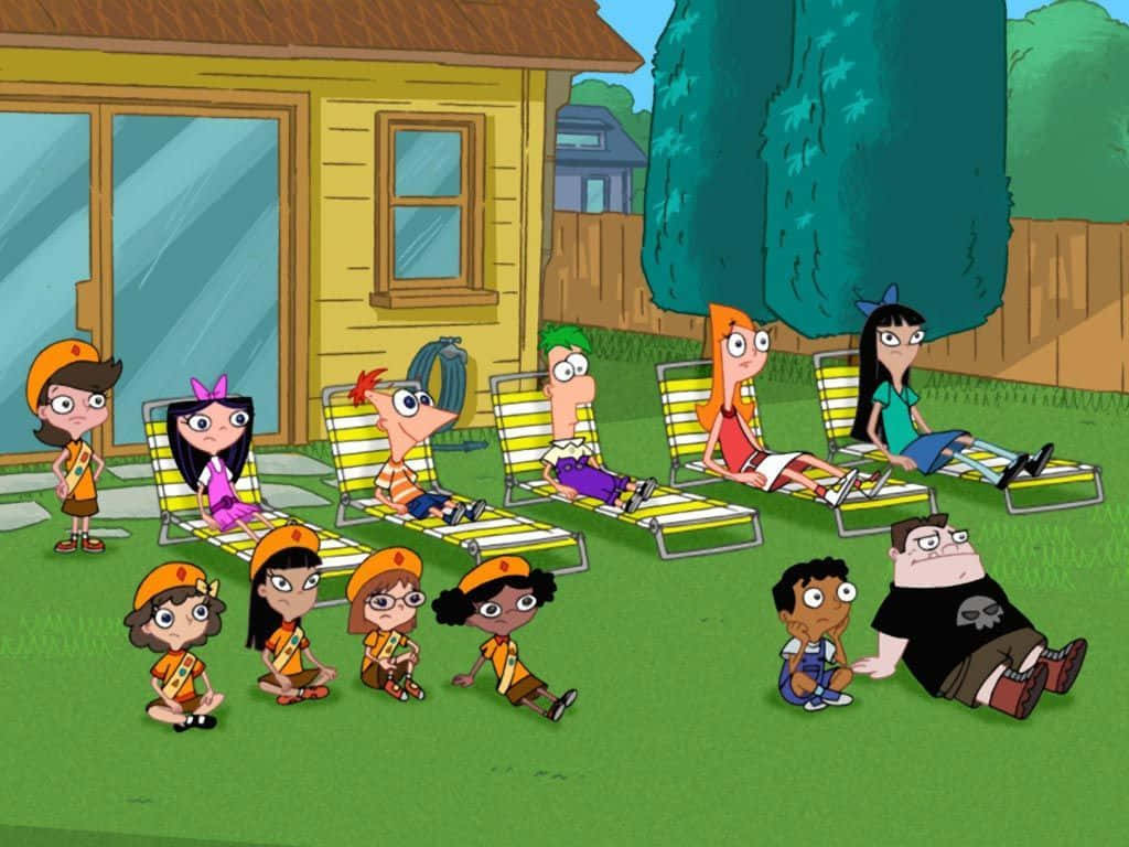 Phineas And Ferb 桌布 壁紙 — 卡通人物在黃色房子前的草地上放鬆，坐在草坪椅上，房子周圍有樹木和圍欄。