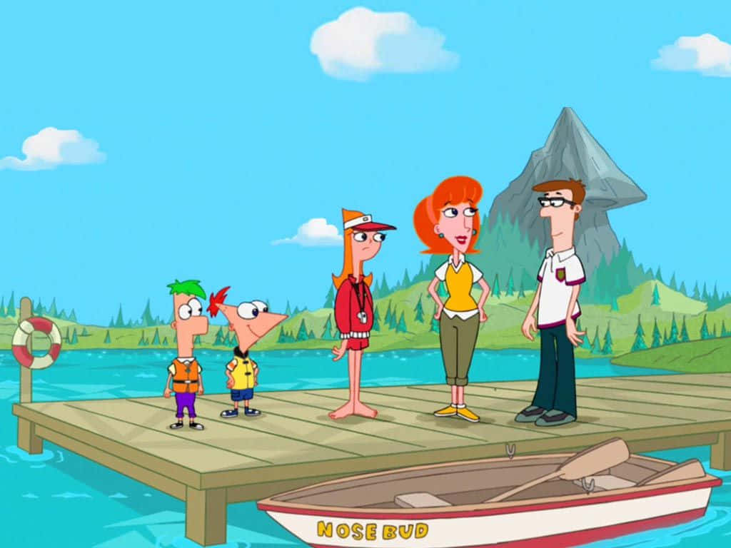 Phineas And Ferb 桌布 壁紙 — 卡通人物站在湖邊的木製碼頭上，有一艘名為 Nose Bud 的船和背景中的山。