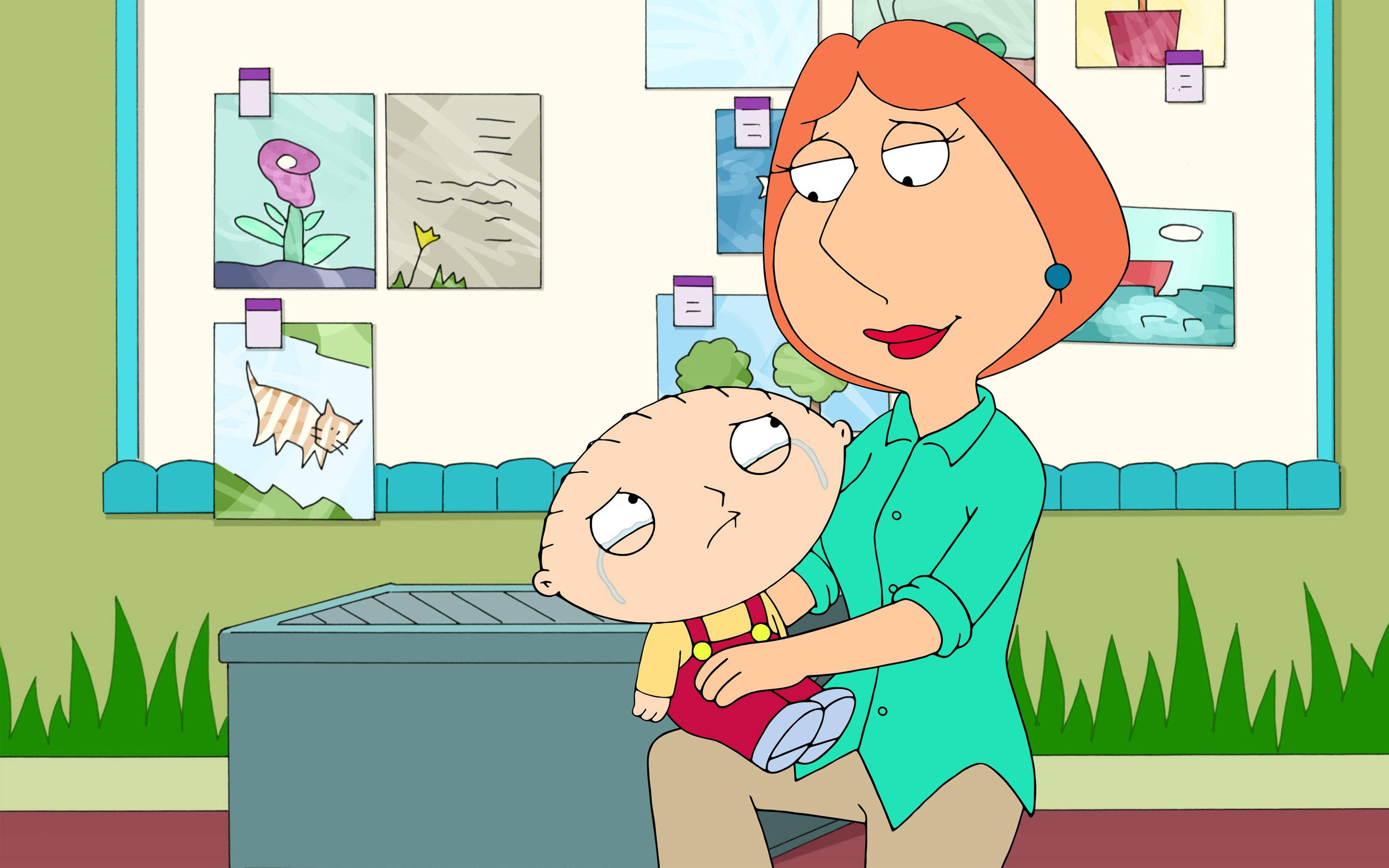 stewie 桌布 壁紙 — 卡通媽媽在教室裡抱著一個哭泣的嬰兒，身後牆上貼著兒童畫作。