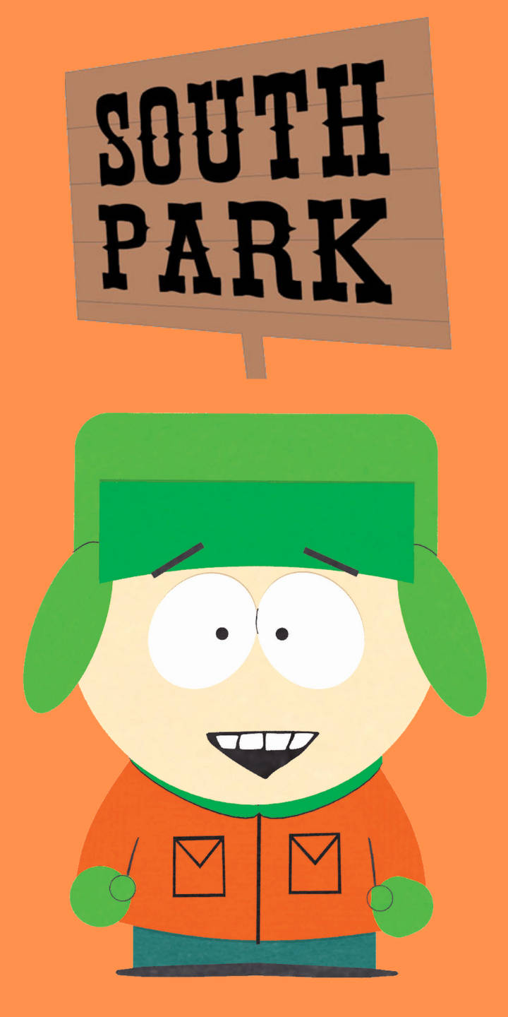 Kyle Broflovski 桌布 壁紙 — 卡通角色 Stan Marsh 戴綠色帽子和橙色外套，在橙色背景下的 'SOUTH PARK' 標誌下方。