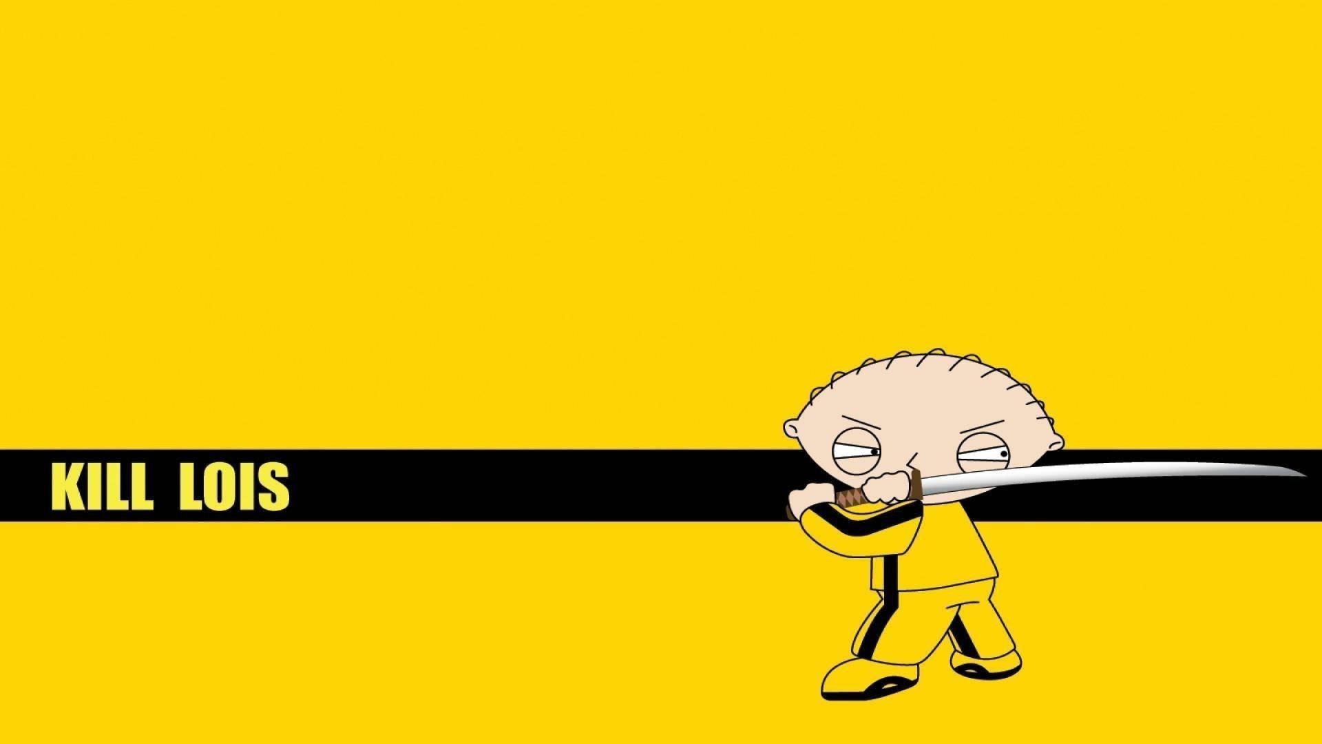 stewie 桌布 壁紙 — 卡通角色 Stewie Griffin 身穿黃色空手道服，怒目持劍，背景為大膽的黃色和黑色。