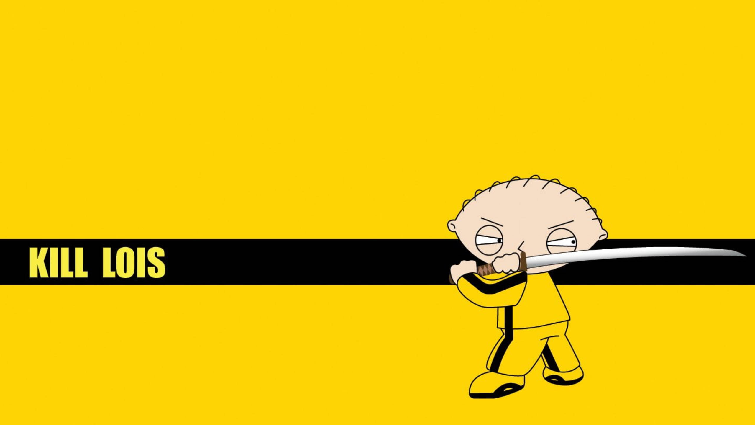 蓋酷家庭 桌布 壁紙 — 卡通角色 Stewie Griffin 身穿黃色空手道服，在鮮明的黃色和黑色背景上揮舞劍，上面有 'KILL LOIS' 文字。