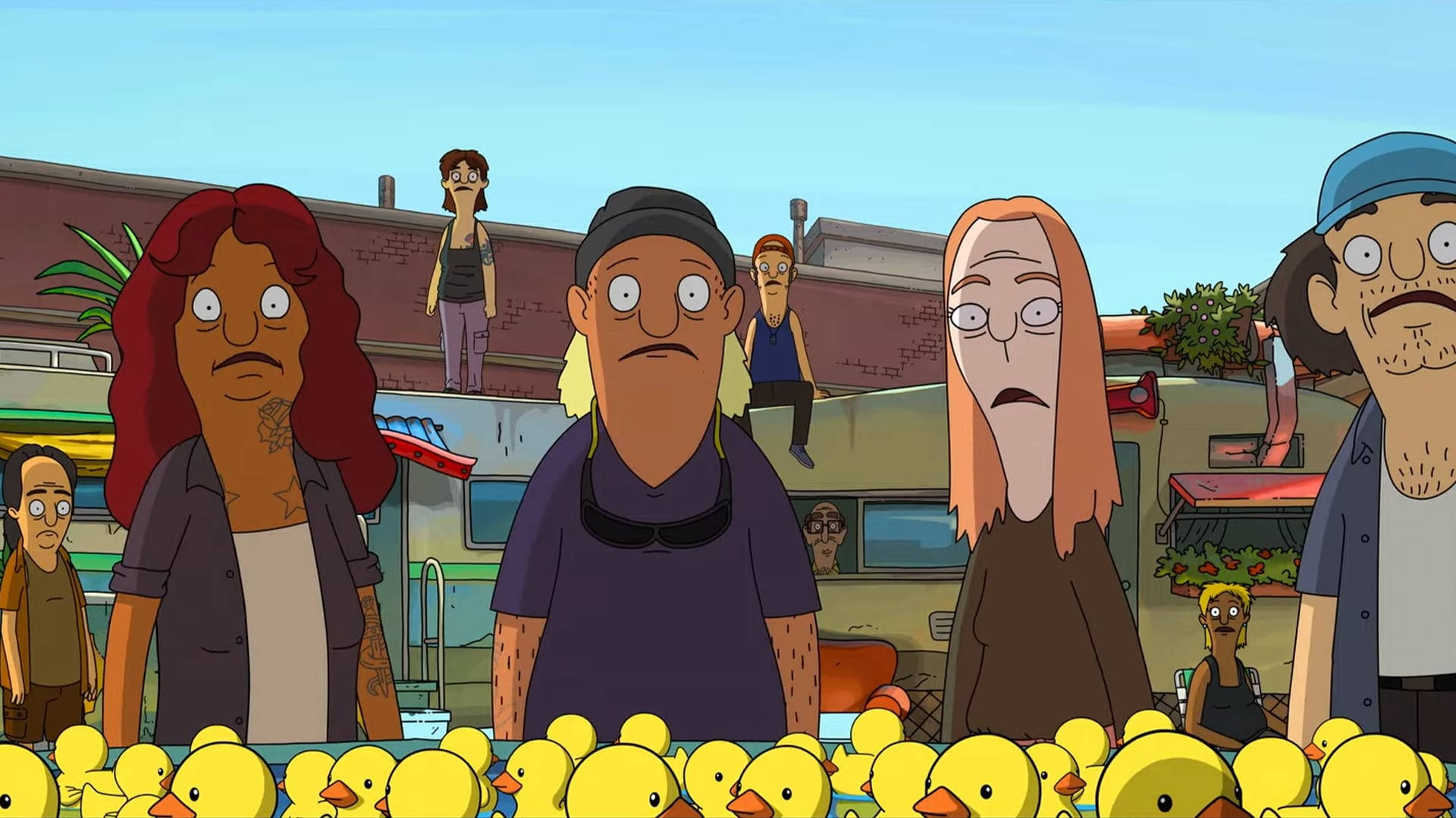 Duck 桌布 壁紙 — 卡通角色帶著震驚的表情站在一片黃色橡膠鴨的海洋後面，背景是晴朗的藍天。