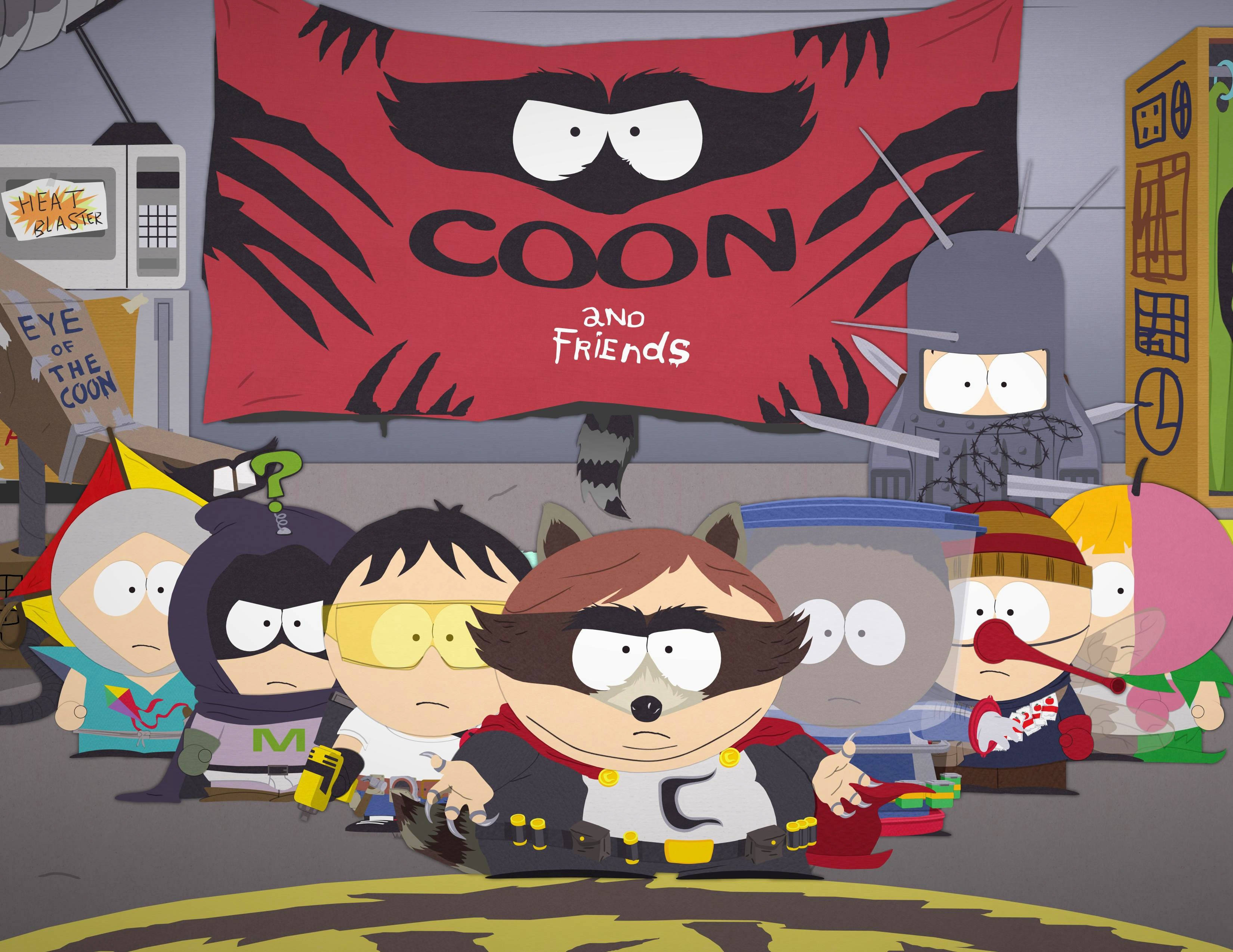 Cartman 桌布 壁紙 — 卡通角色穿著超級英雄服裝，站在一個雜亂的房間裡，上方掛著紅色的「Coon and Friends」橫幅。