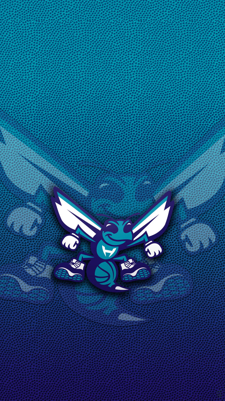 Hornets 桌布 壁紙 — 卡通黃蜂吉祥物在紋理藍色漸變背景上手持籃球。