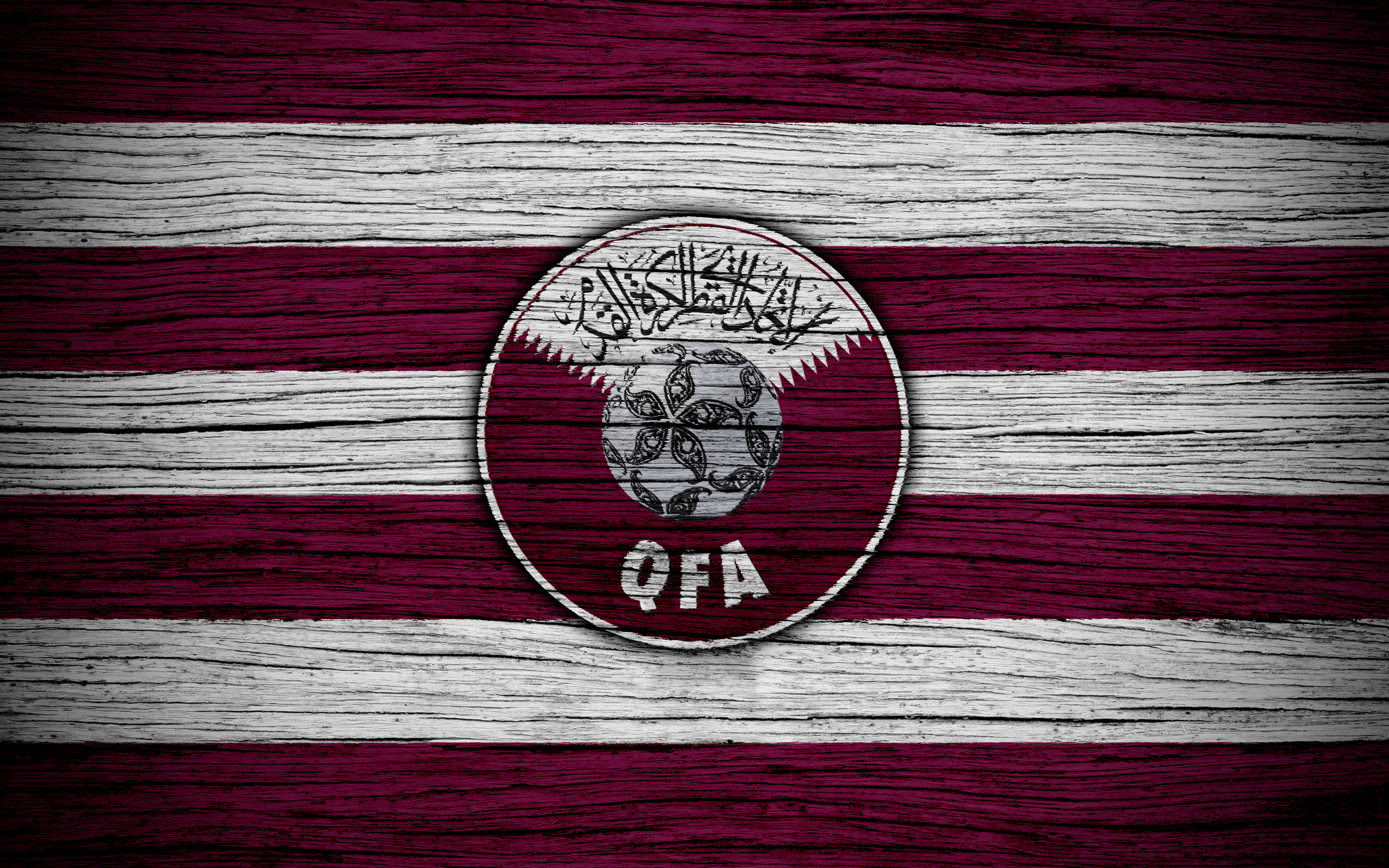 Qatar 桌布 壁紙 — 卡達國家足球隊徽章繪在風化木板上，帶有栗色和白色條紋。