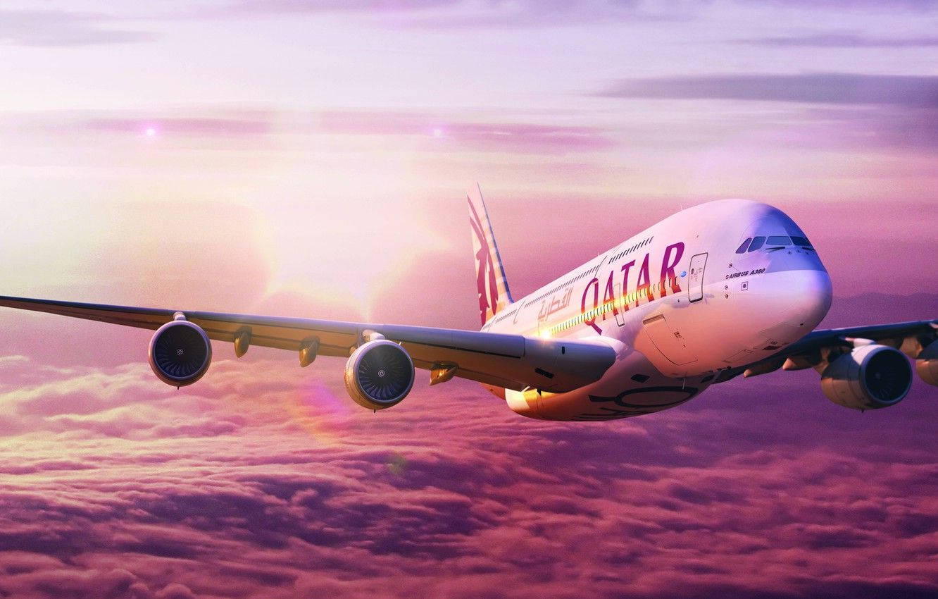 日落 桌布 壁紙 — 卡達航空的空中巴士A380在充滿活力的日落時分翱翔於粉紅色和紫色的雲層之上。