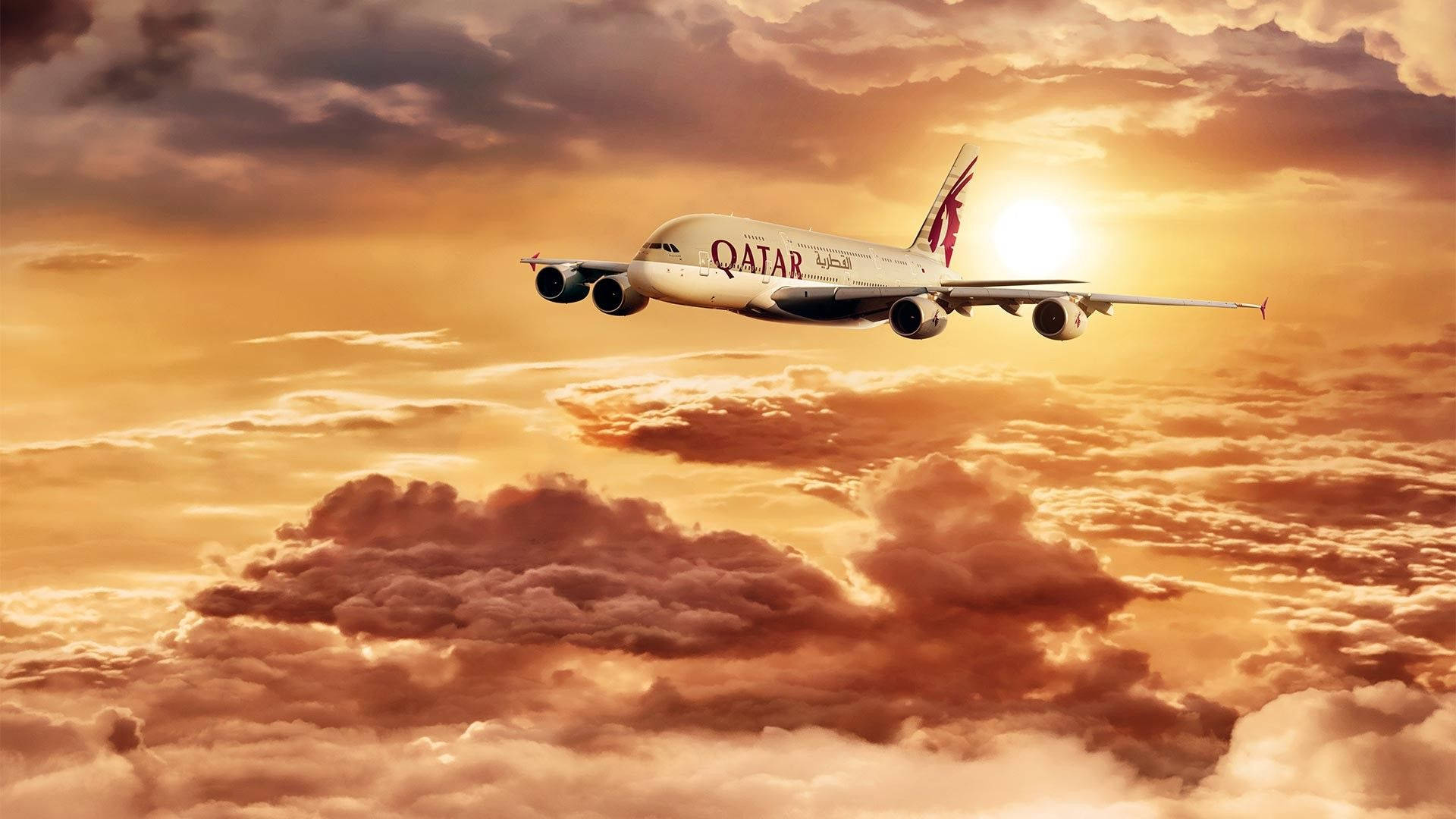 雲朵 桌布 壁紙 — 卡達航空的空中巴士A380在溫暖夕陽照耀的金色雲層上優雅翱翔。