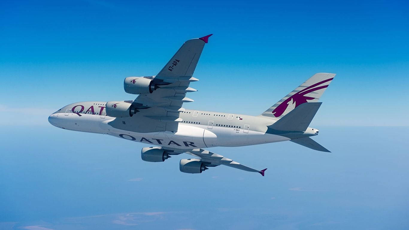 飛機 桌布 壁紙 — 卡達航空空中巴士A380在遠方雲層之上的清澈藍天中優雅翱翔。