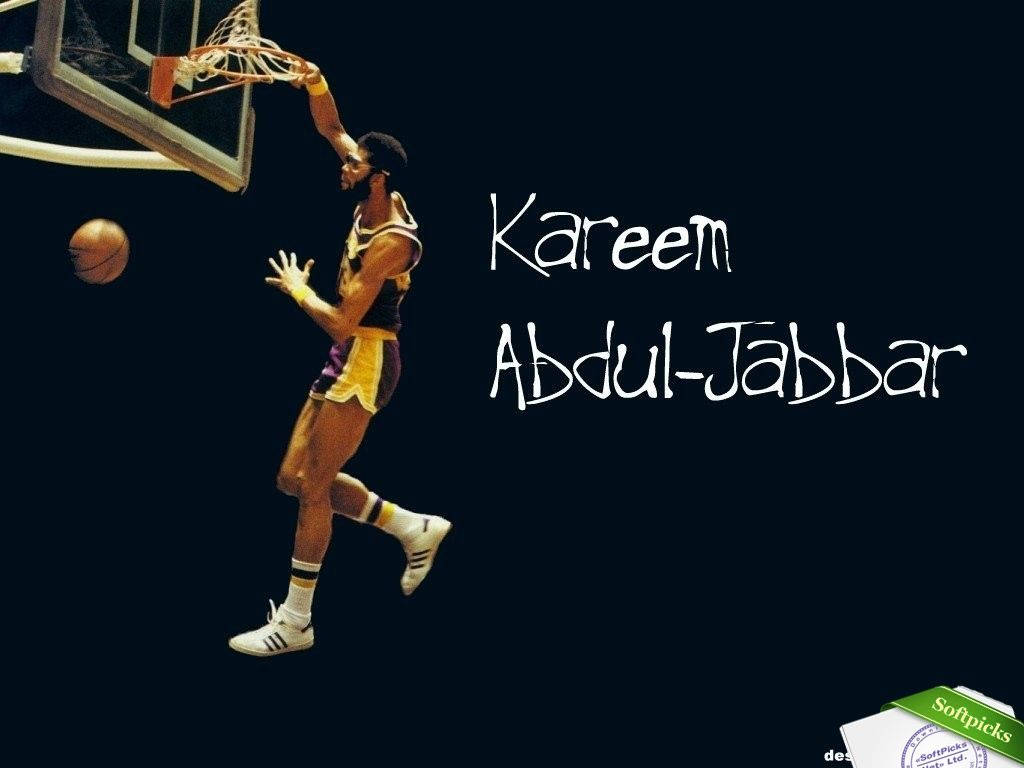 Kareem 桌布 壁紙 — 卡里姆·阿卜杜勒-賈巴爾在深色背景前空中灌籃，他的名字以白色字體呈現。