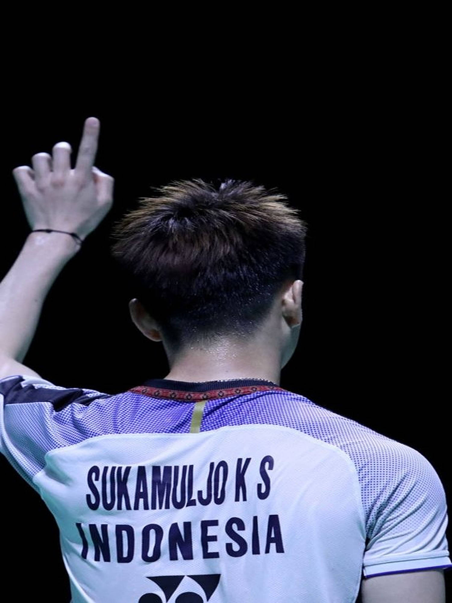 運動 桌布 壁紙 — 印尼羽球選手Sukamuljo K S的背面，在黑色背景下舉手做出勝利姿勢。