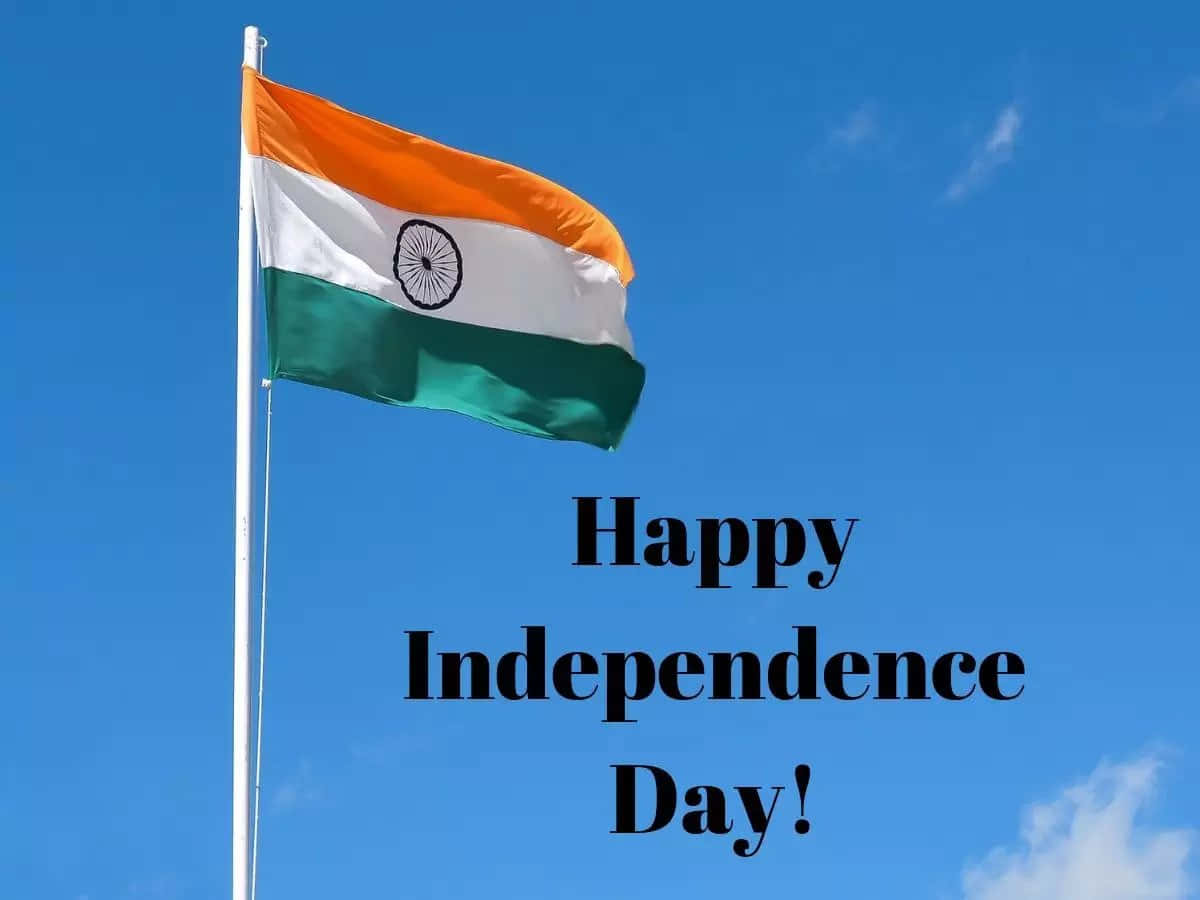 Greetings 桌布 壁紙 — 印度三色旗在晴朗的藍天中自豪地飄揚，並以粗體文字慶祝獨立日。