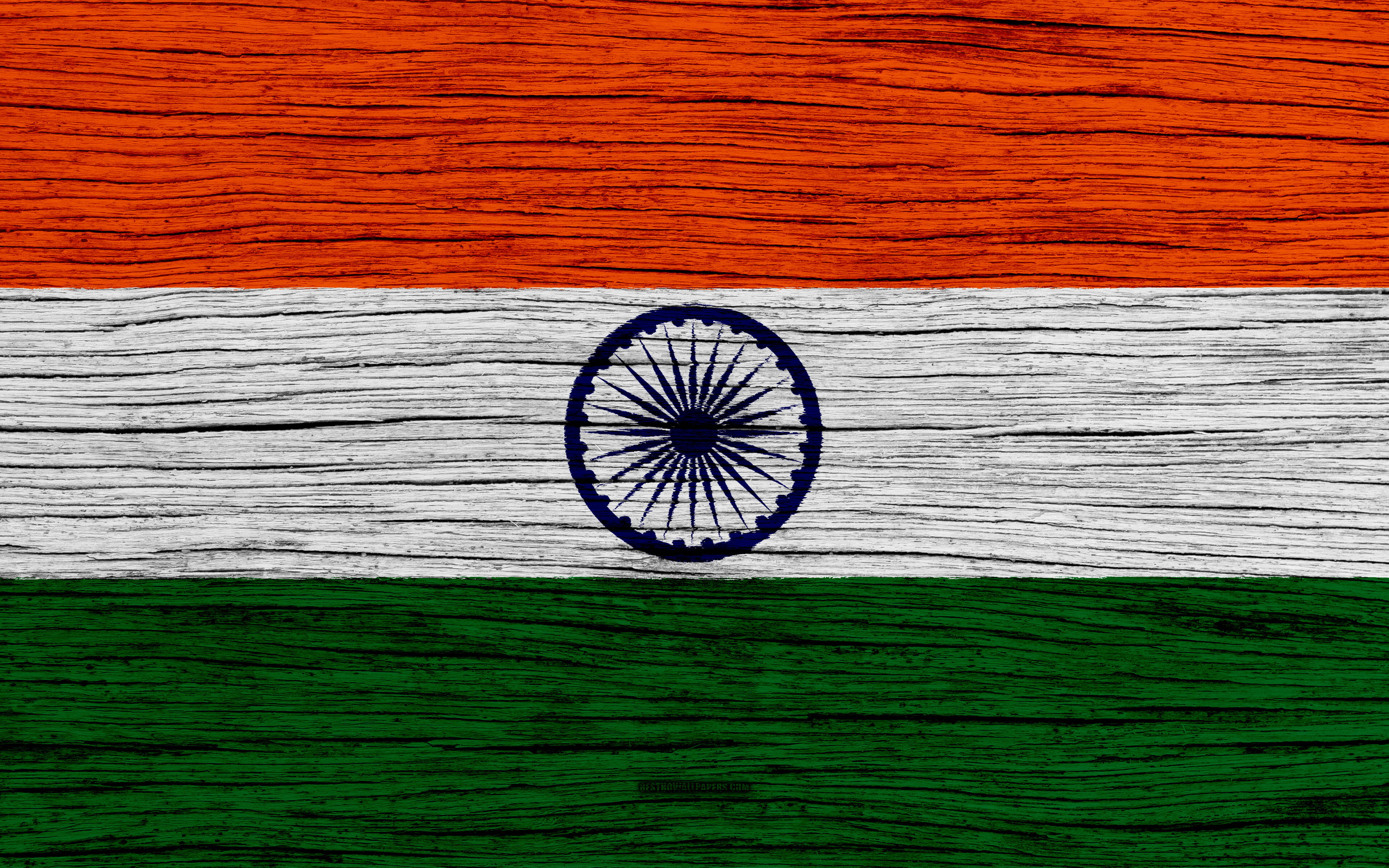Indian 桌布 壁紙 — 印度三色旗繪在風化木板上，木紋清晰可見。