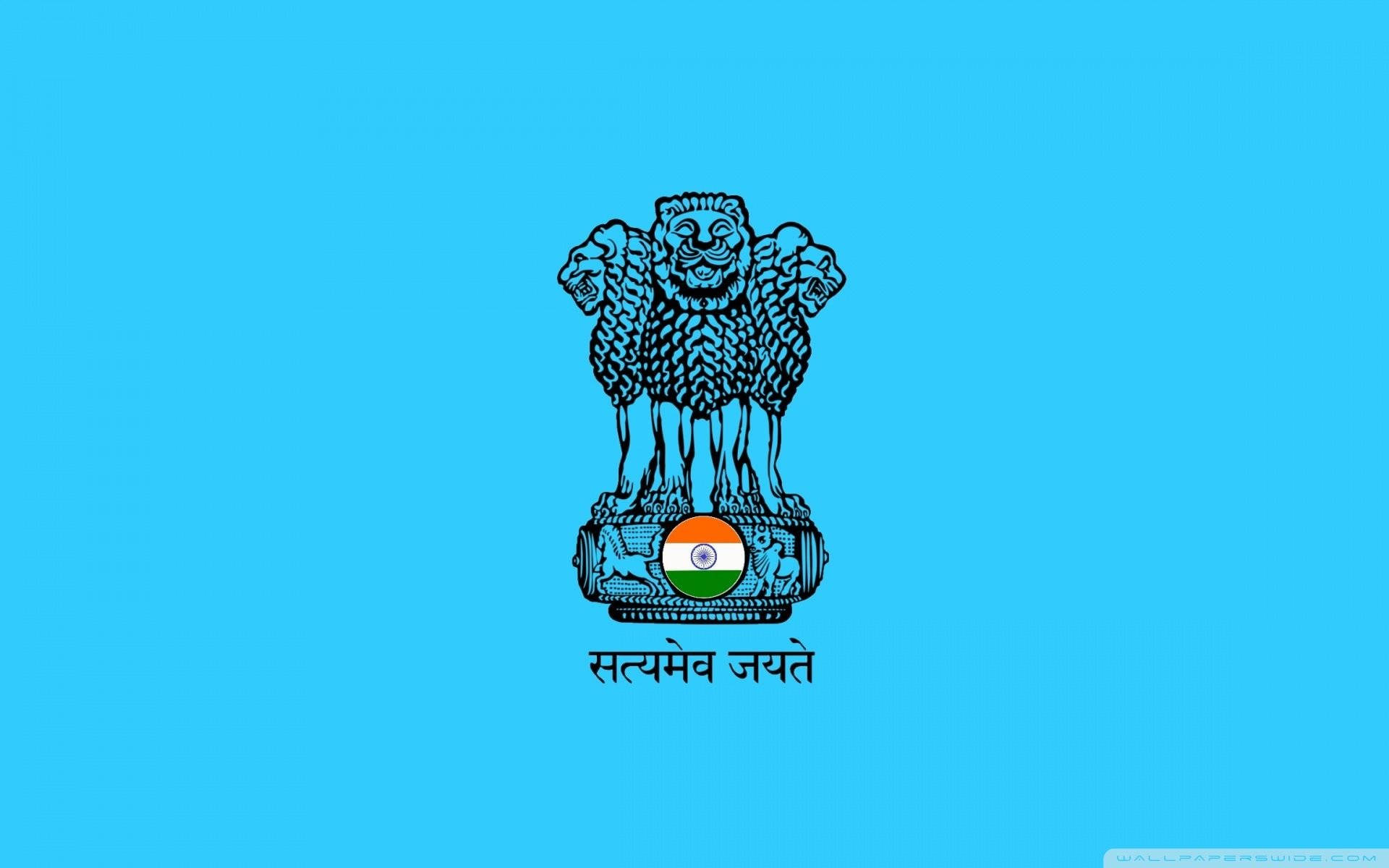 India 桌布 壁紙 — 印度國徽，圓形基座上有四隻獅子，包含阿育王法輪及天城文格言，背景為純藍色。