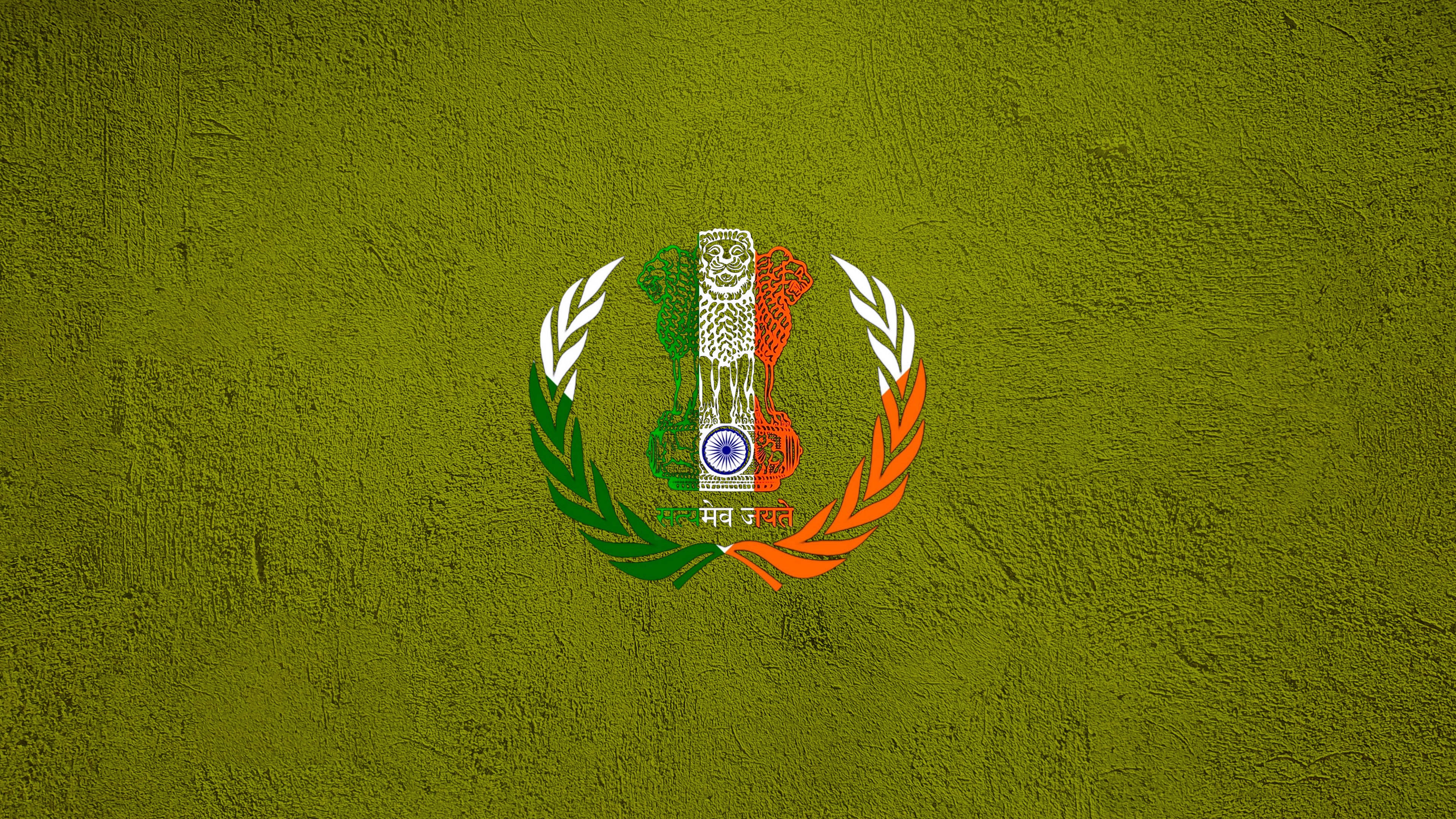 Indian Police 桌布 壁紙 — 印度國徽居中於有紋理的橄欖綠色牆壁上，配有白色月桂花環和梵文格言。