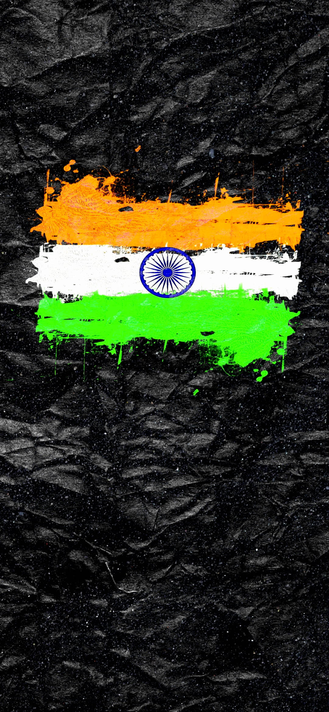 Indian 桌布 壁紙 — 印度國旗以大膽的筆觸繪製在紋理黑色皺紋紙背景上。
