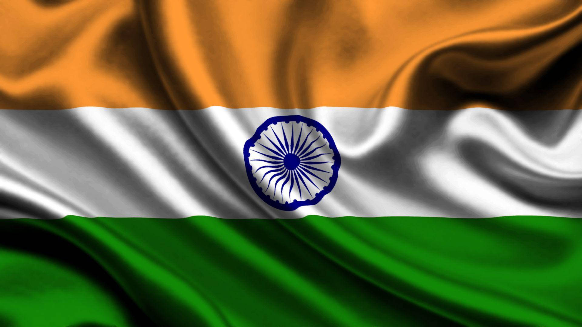 India 桌布 壁紙 — 印度國旗動態飄揚，帶有豐富的藏紅花、白色和綠色條紋，中央是海軍藍色的阿育王法輪。