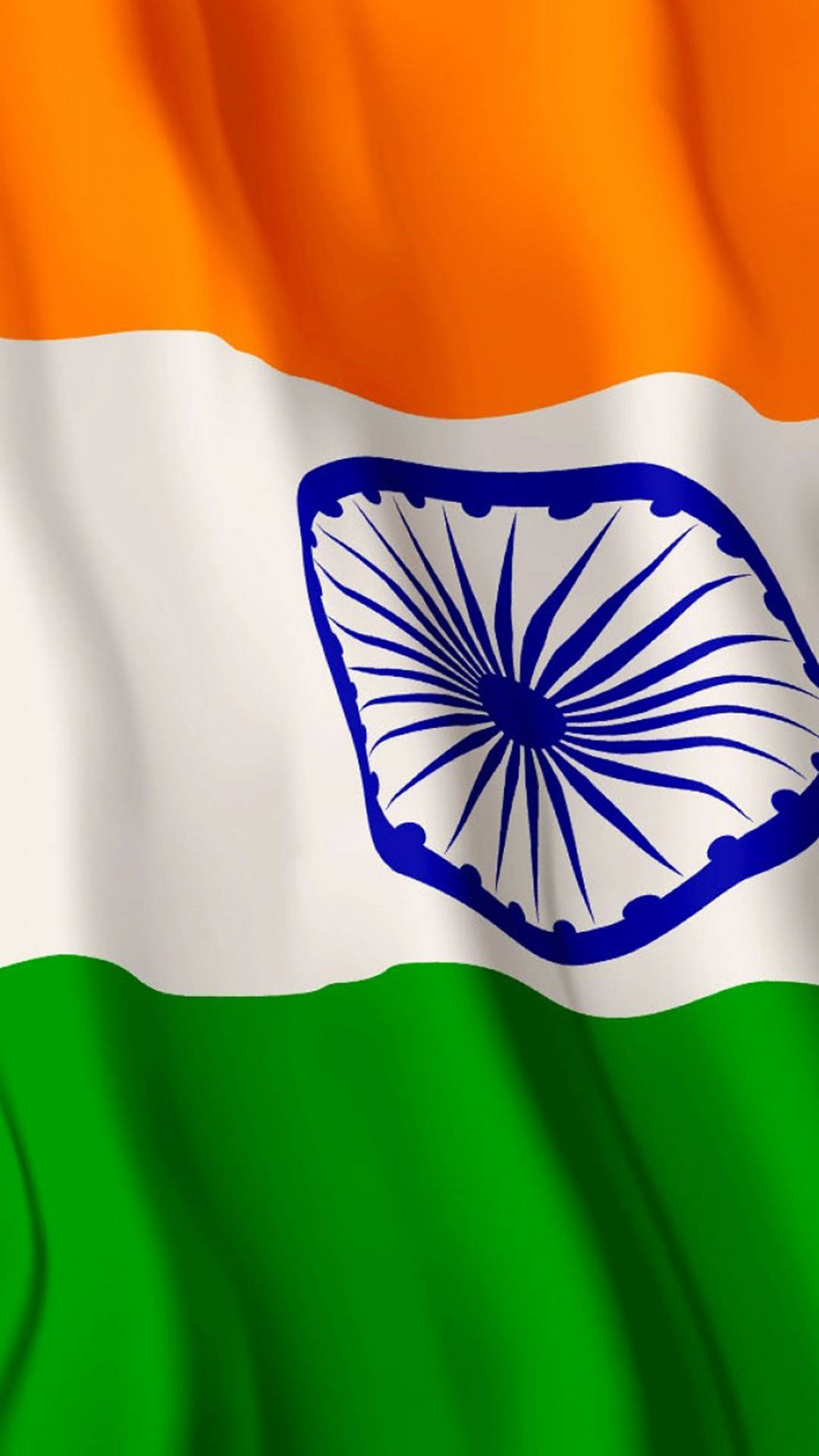 India 桌布 壁紙 — 印度國旗動態飄揚，帶有鮮豔的藏紅花、白色和綠色條紋，中央是海軍藍色的阿育王法輪。