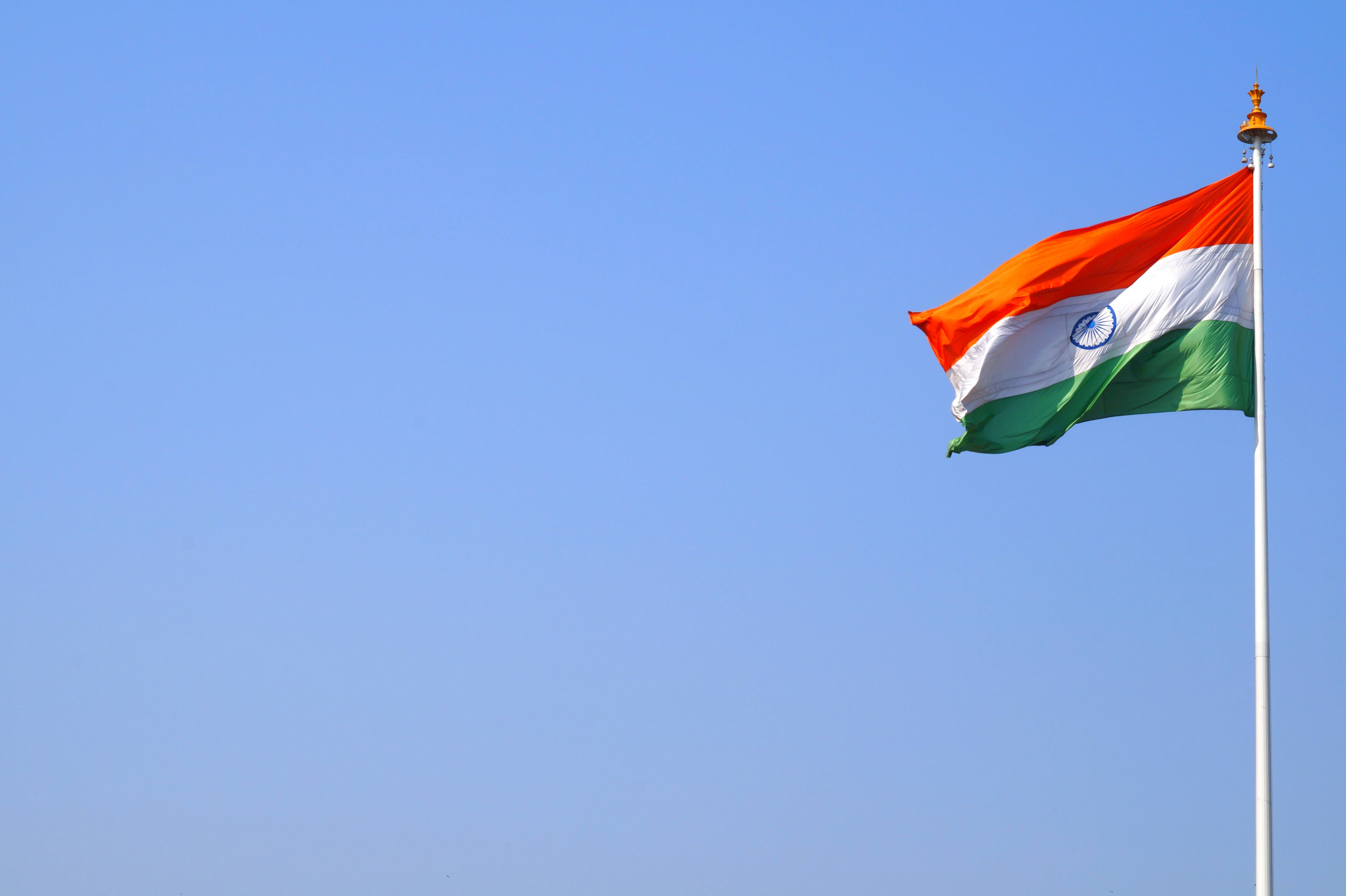 Indian 桌布 壁紙 — 印度國旗在晴朗的藍天下驕傲地飄揚。