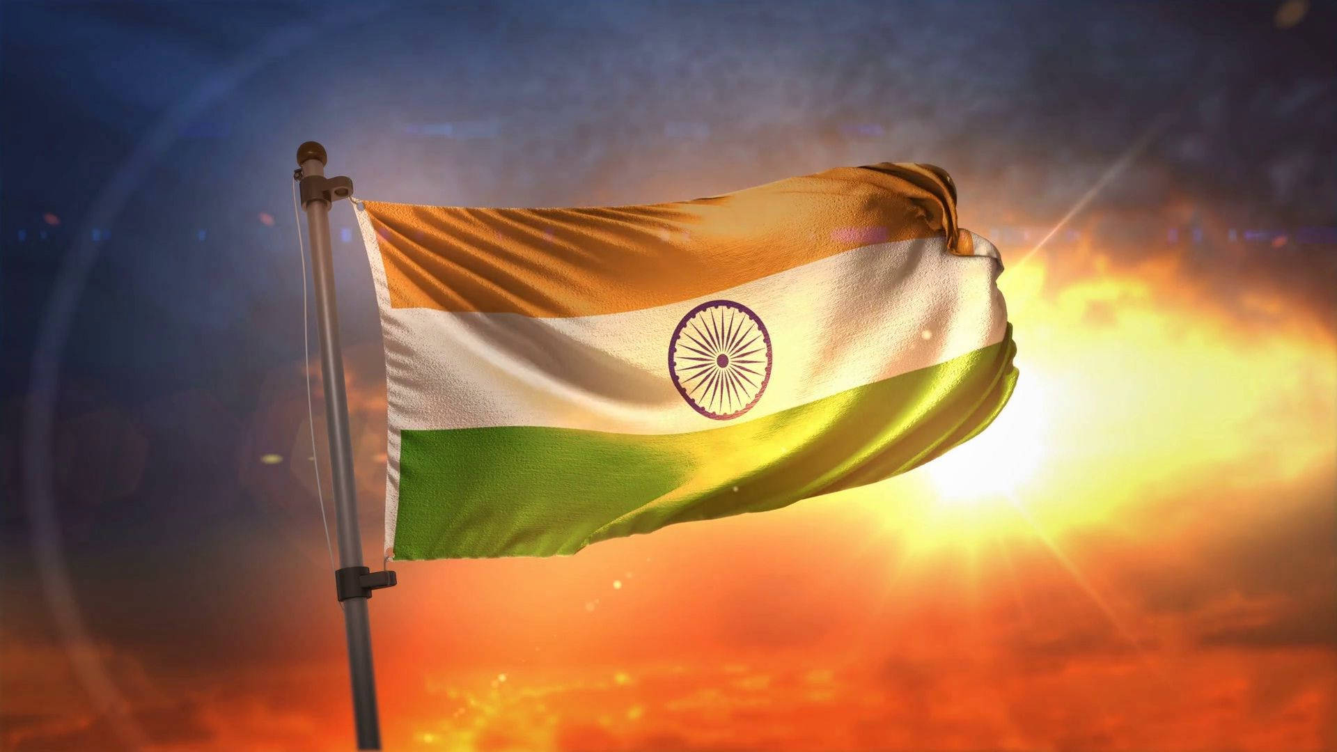 Indian 桌布 壁紙 — 印度國旗在熾熱的日落天空下自豪地飄揚，帶有燦爛的太陽爆發和鏡頭光暈效果。