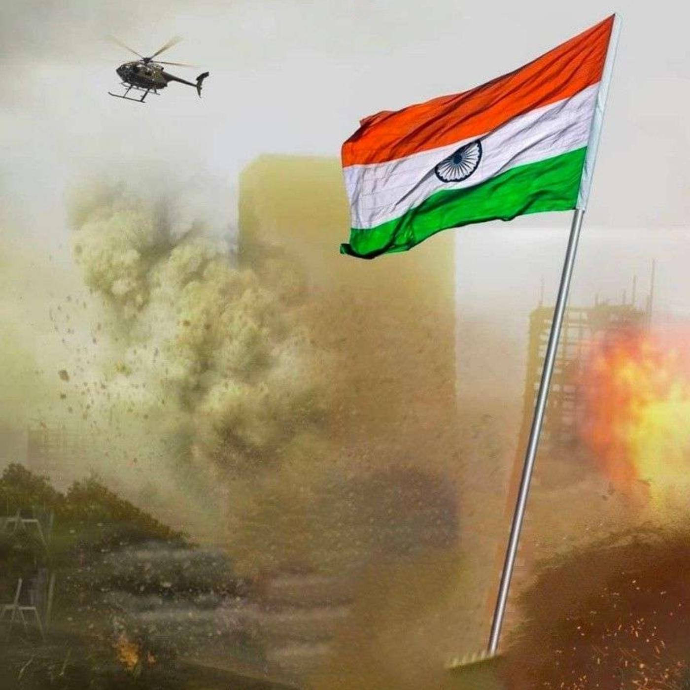 Tiranga 桌布 壁紙 — 印度國旗在都市混亂中挑釁地飄揚，直升機飛越爆炸和濃煙。