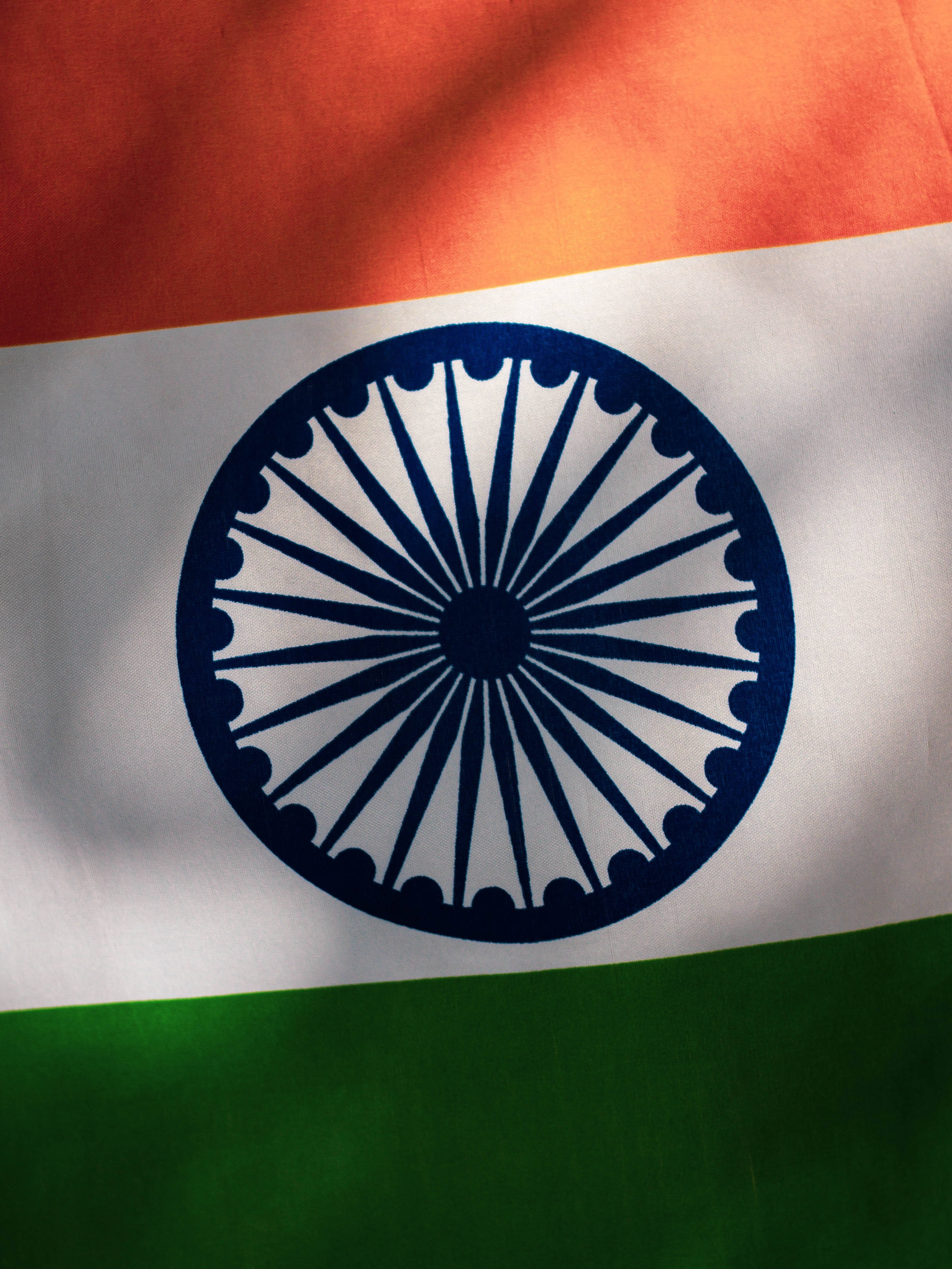 Indian 桌布 壁紙 — 印度國旗特寫，有藏紅花、白色和綠色條紋，白色帶中央有海軍藍色阿育王法輪。