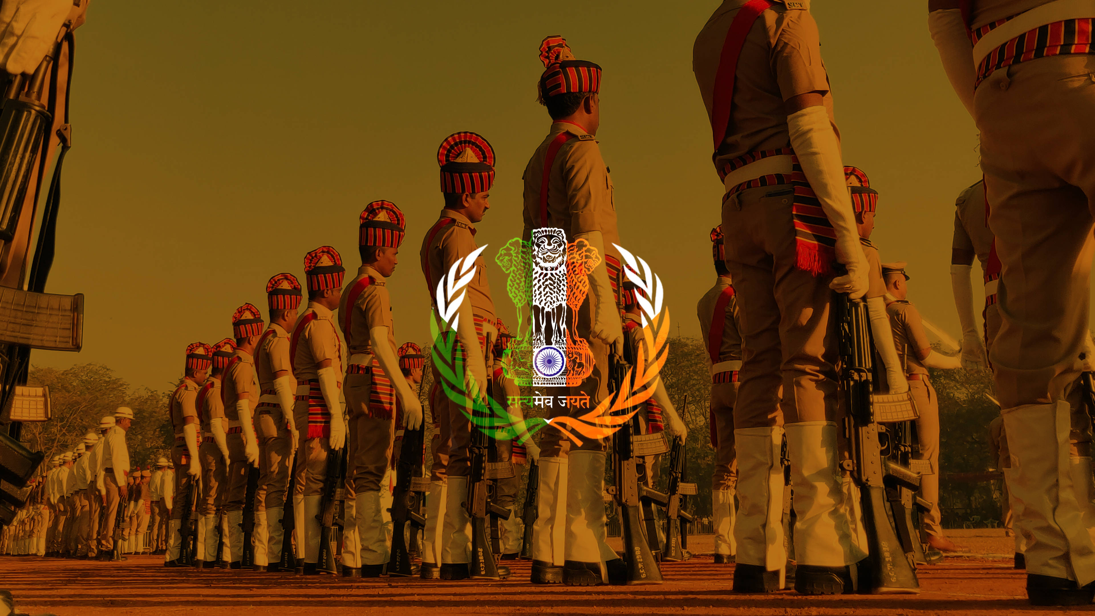 ips officer 桌布 壁紙 — 印度士兵在溫暖的金色日落光線下，在儀式遊行中紀律嚴明地列隊立正。