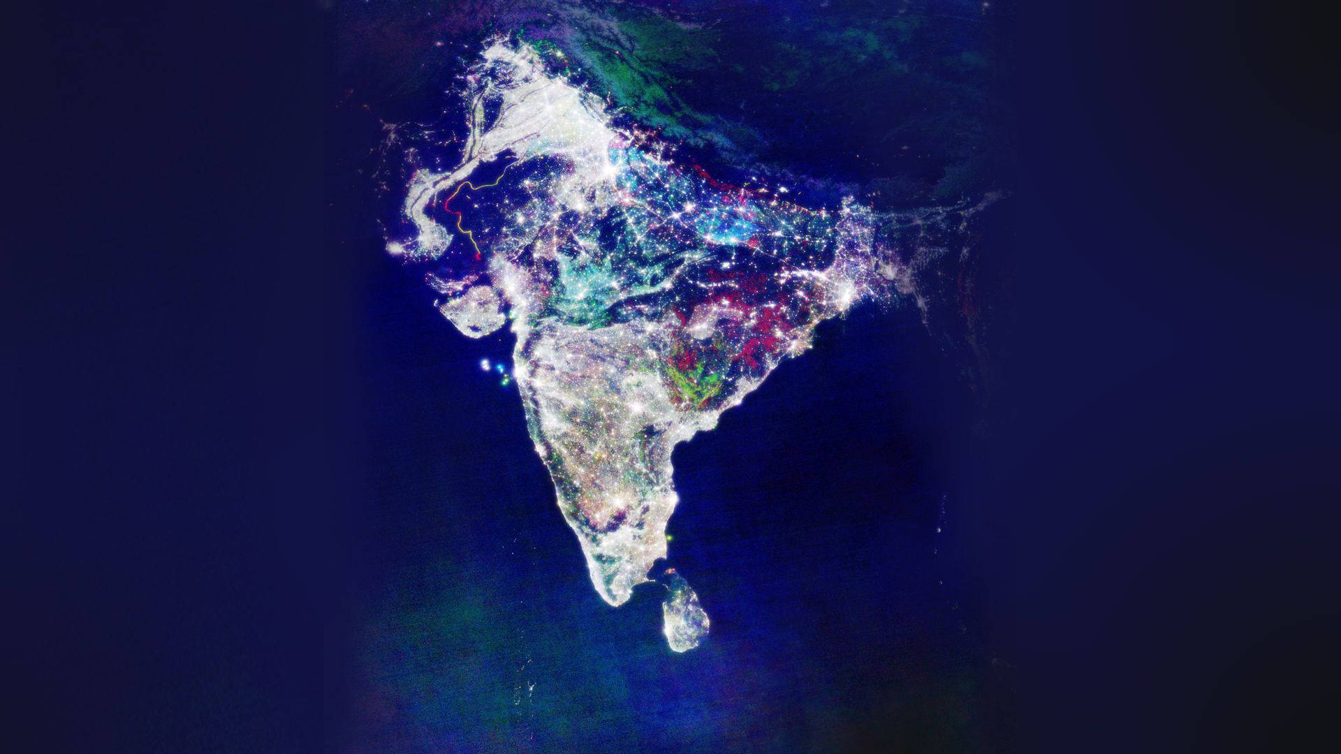 Map 桌布 壁紙 — 印度夜晚的衛星圖像，城市燈光在深藍色海洋的映襯下閃爍生輝。