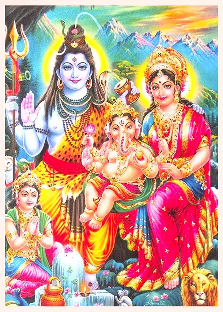 Lord Shiva Family 桌布 壁紙 — 印度教神祇濕婆帕爾瓦蒂和象頭神坐在山巒日落背景下，與隨從一同威嚴地坐著。