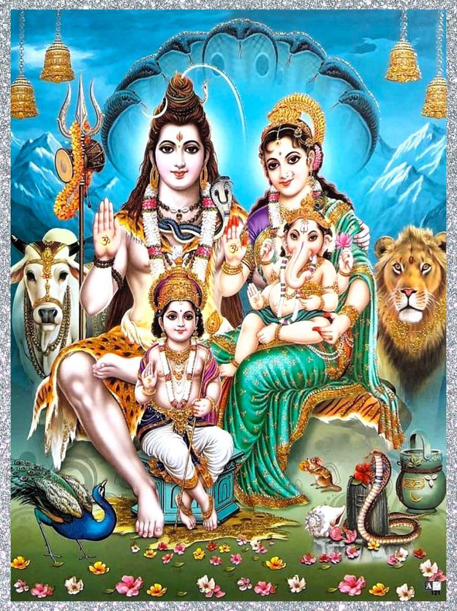 Shiv Parivar 桌布 壁紙 — 印度教神祇濕婆帕爾瓦蒂和象頭神坐在神聖動物和花朵之間，在藍天和山巒下顯得威嚴莊重。