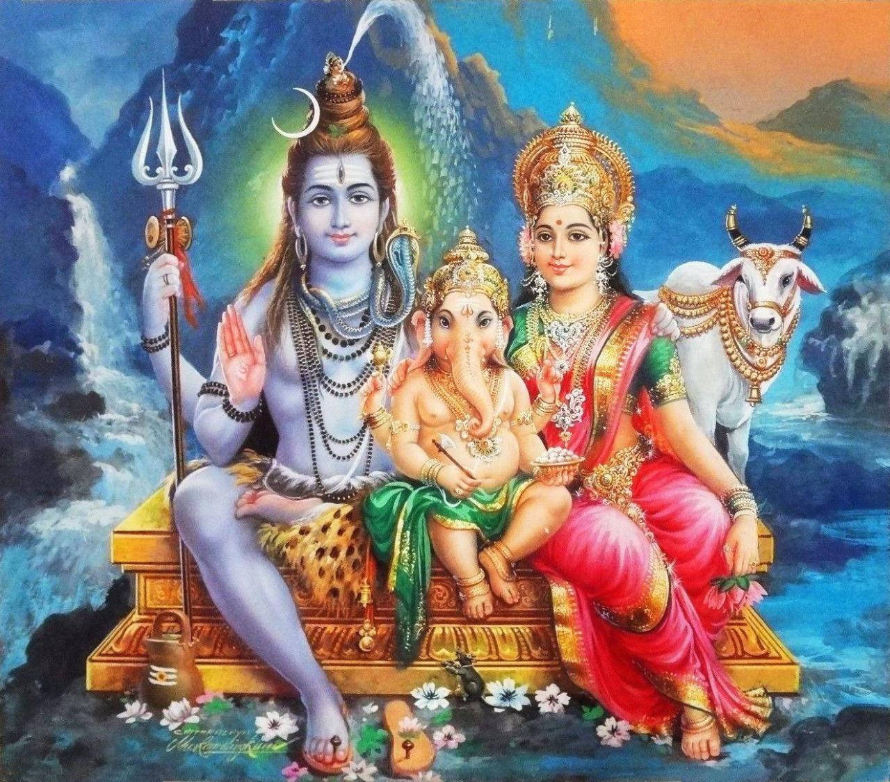Lord Shiva Family 桌布 壁紙 — 印度教神祇濕婆帕爾瓦蒂和象頭神坐在金色寶座上，旁邊有一頭公牛，背景是山巒。