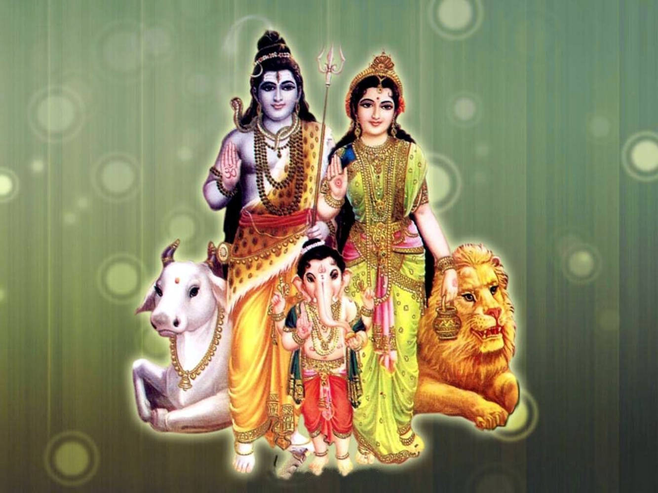 shiva parvathi 桌布 壁紙 — 印度教神祇濕婆帕爾瓦蒂和象頭神甘尼許佩戴金飾，與一頭白牛和獅子站在發光的綠色散景背景前。