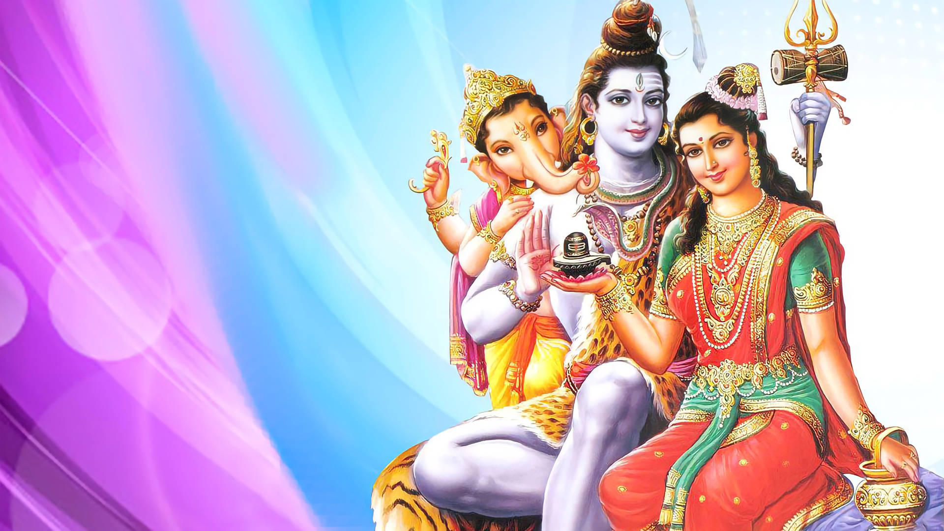shiv parvati HD 桌布 壁紙 — 印度教神祇濕婆帕爾瓦蒂和象頭神甘尼許身著鮮豔的傳統服飾，坐在旋轉的紫色和藍色漸變背景前。