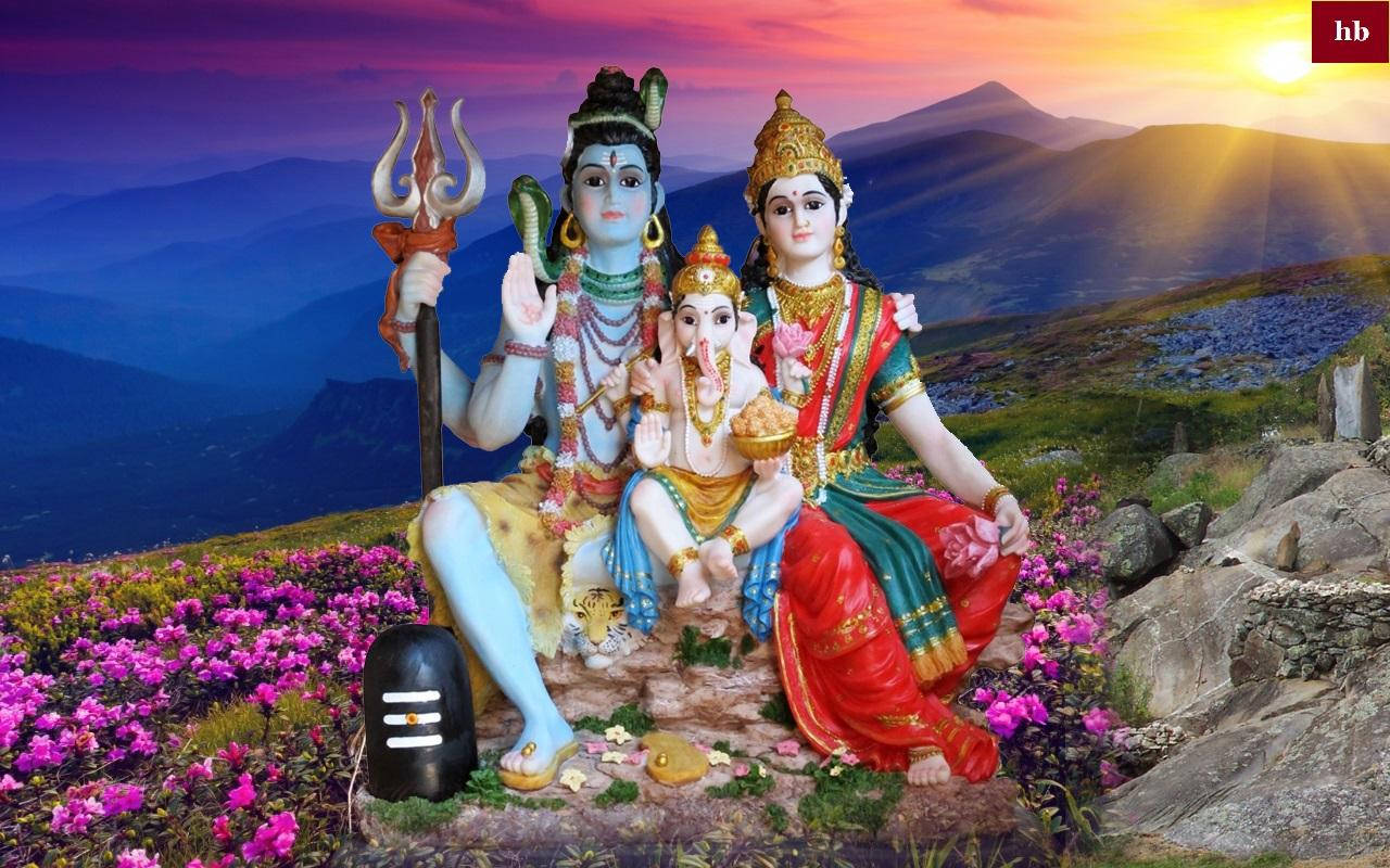 Lord Shiva Family 桌布 壁紙 — 印度教神祇濕婆帕爾瓦蒂和象頭神甘尼薩在日落時分坐在被粉紅色花朵環繞的山頂上。
