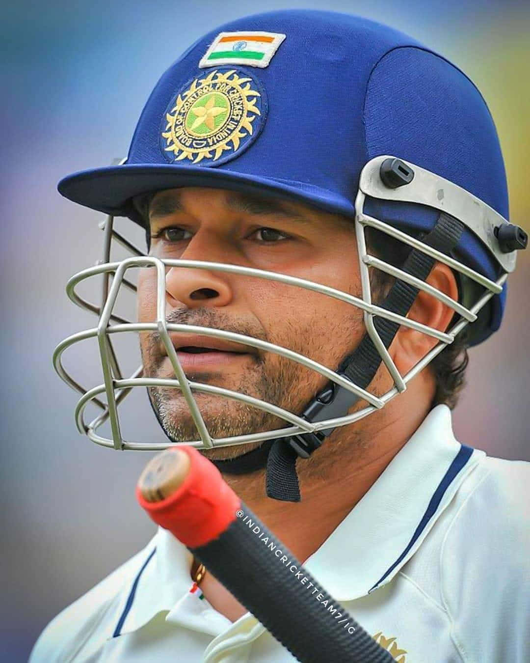 Sachin Tendulkar 桌布 壁紙 — 印度板球手薩欽·坦杜卡近照，戴藍色頭盔、穿白色制服，手持球棒，神情專注。