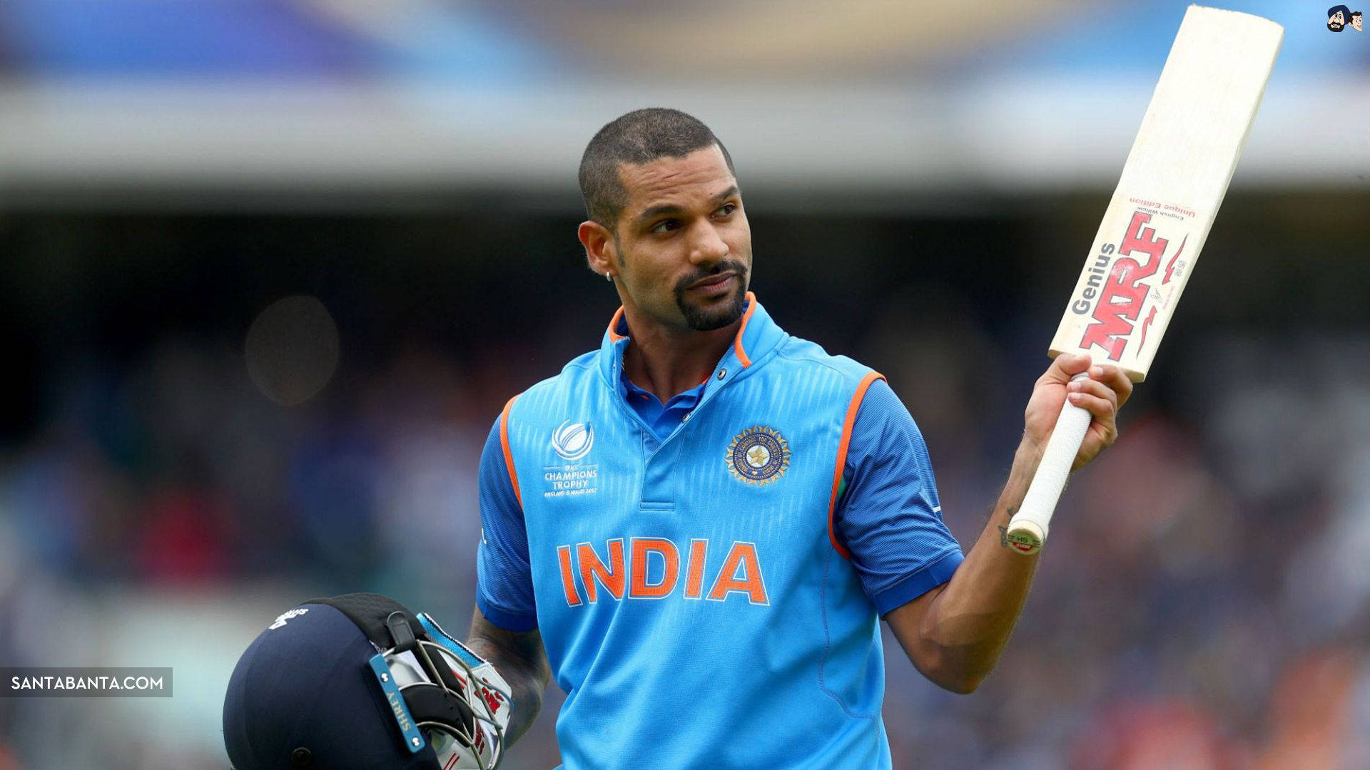 shikhar dhawan 桌布 壁紙 — 印度板球運動員在日間比賽中穿著藍色隊服，在場上手持球棒和頭盔。